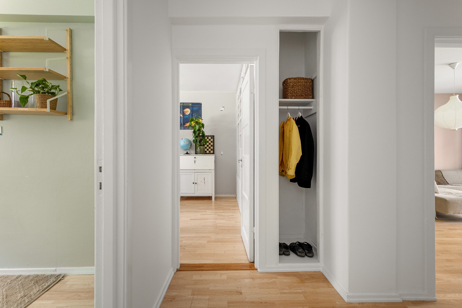 Leilighetens største soverom har inngang fra entreen. Galleribilde