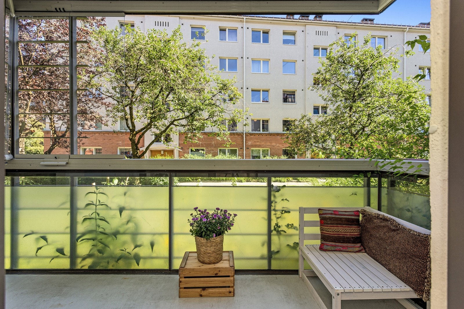 Fra stuen er det utgang til den østvendte balkongen. Galleribilde