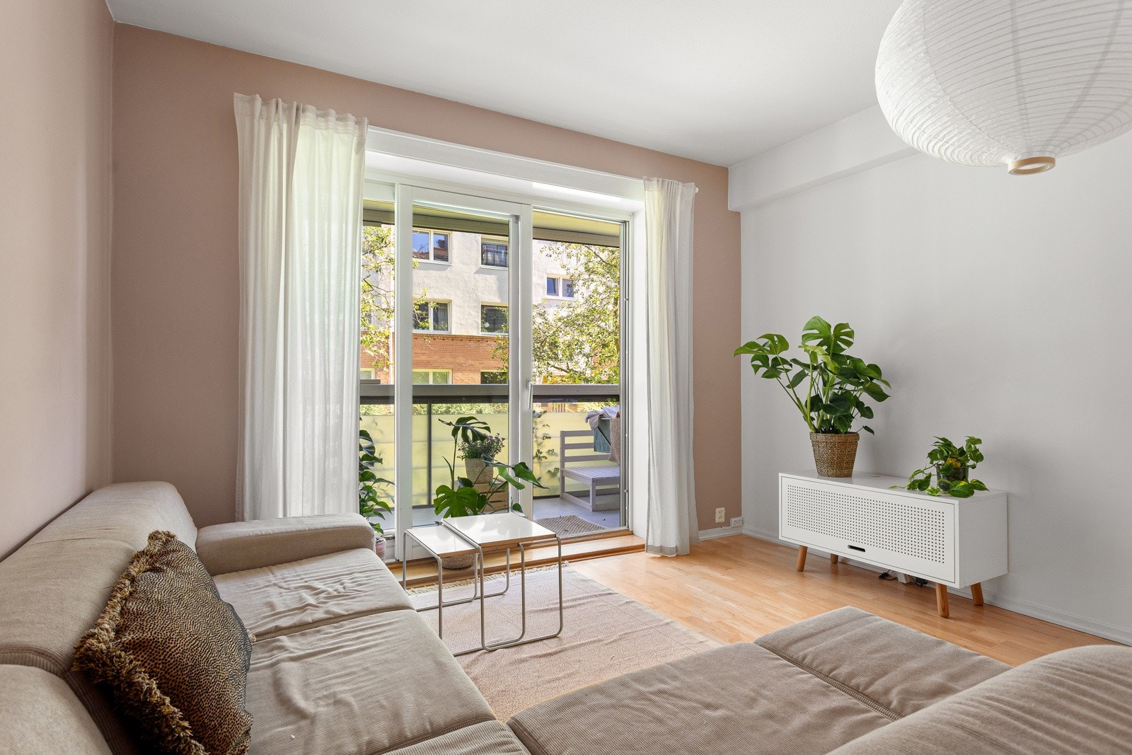 Pen stue som enkelt kan møbleres med sittegruppe og tilhørende tv-møblement. Galleribilde