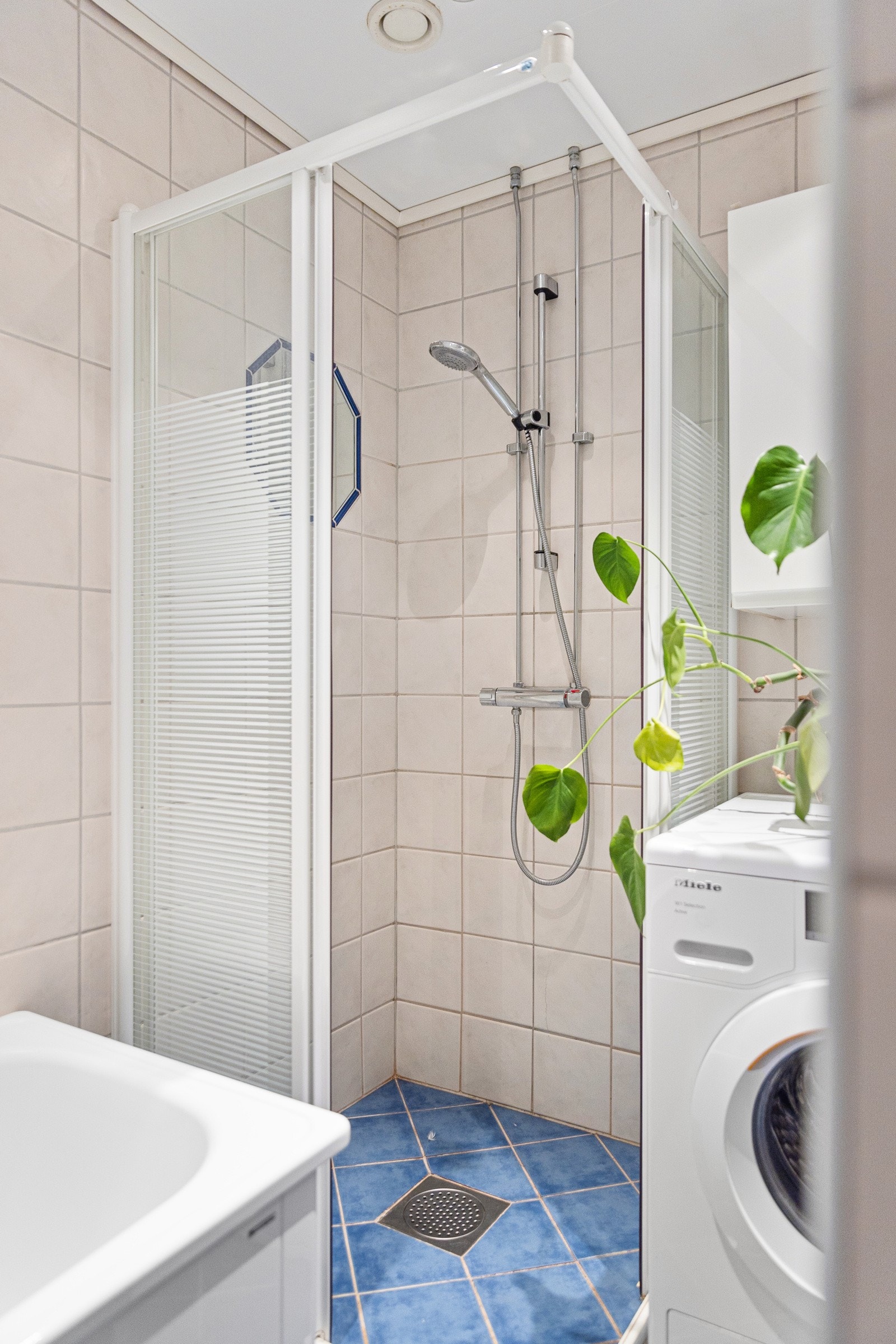 Badekar, dusjhjørne med skyvedører. Galleribilde