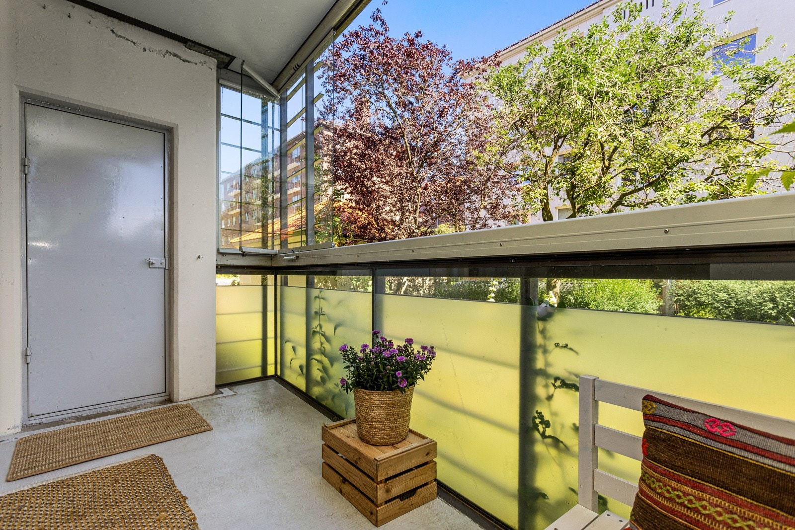 Glassveggene kan dras helt til siden og på kaldere dager kan de lukkes rundt hele balkongen. Galleribilde