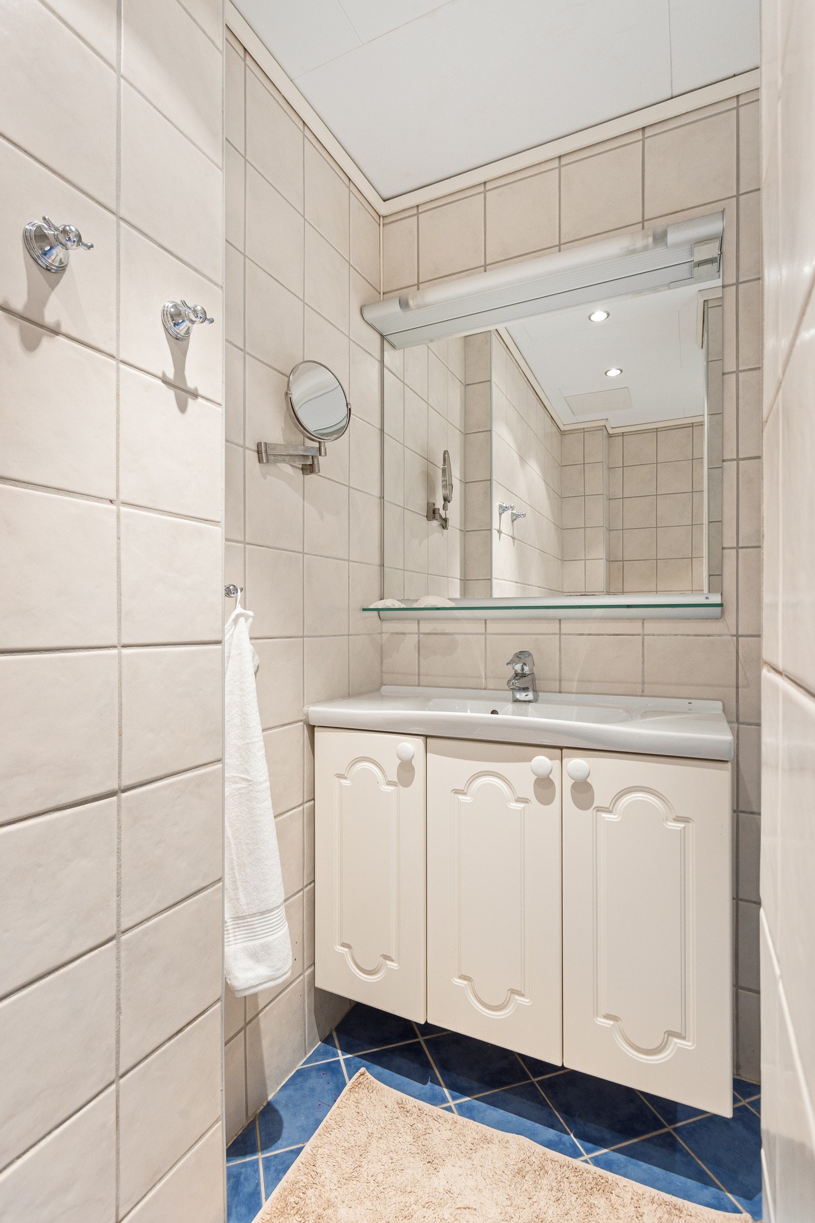 Servant med profilerte fronter. Galleribilde