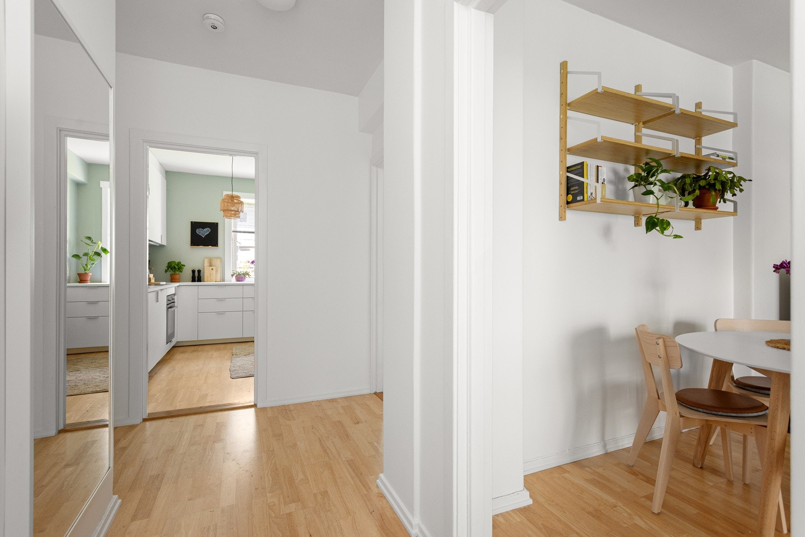 Tilgang til kjøkkenet via entrêen Galleribilde