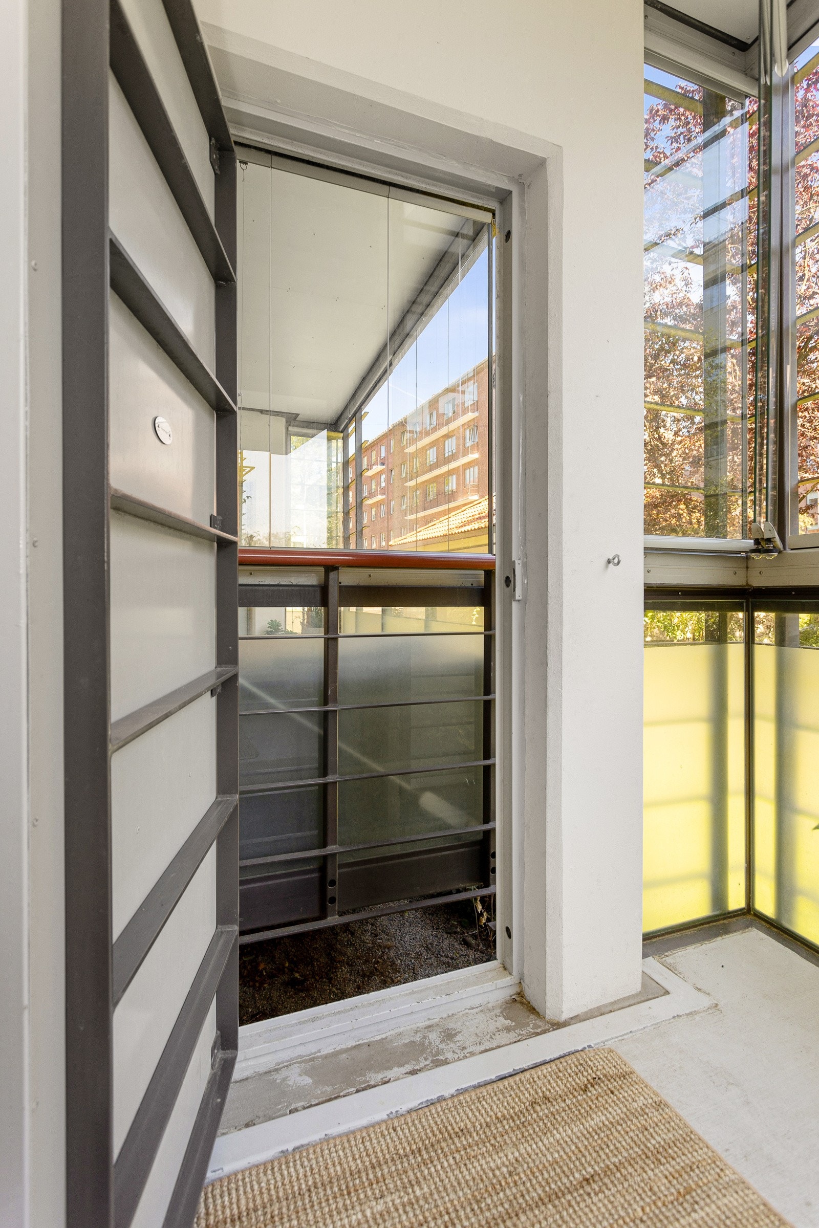 God plass til diverse sittegruppe og egen dør ut til forhagen. Galleribilde