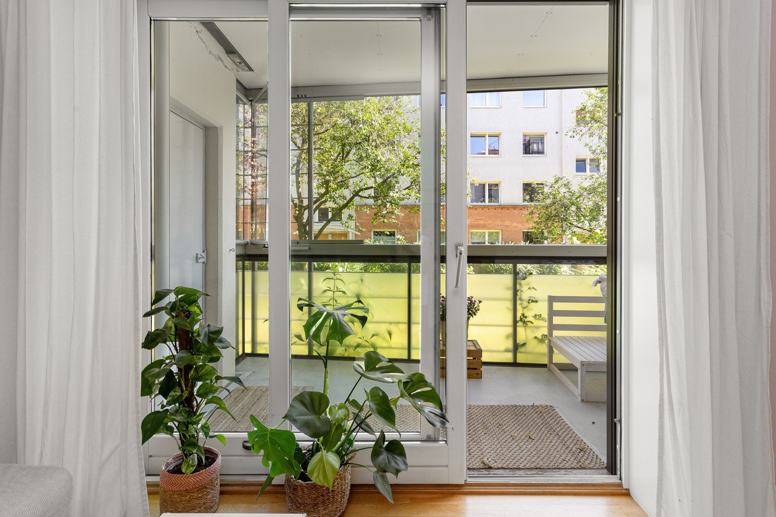 Store vindusflater sørger for rikelig med naturlig lys. I 2007 ble samtlige vinduer i gården byttet. Galleribilde