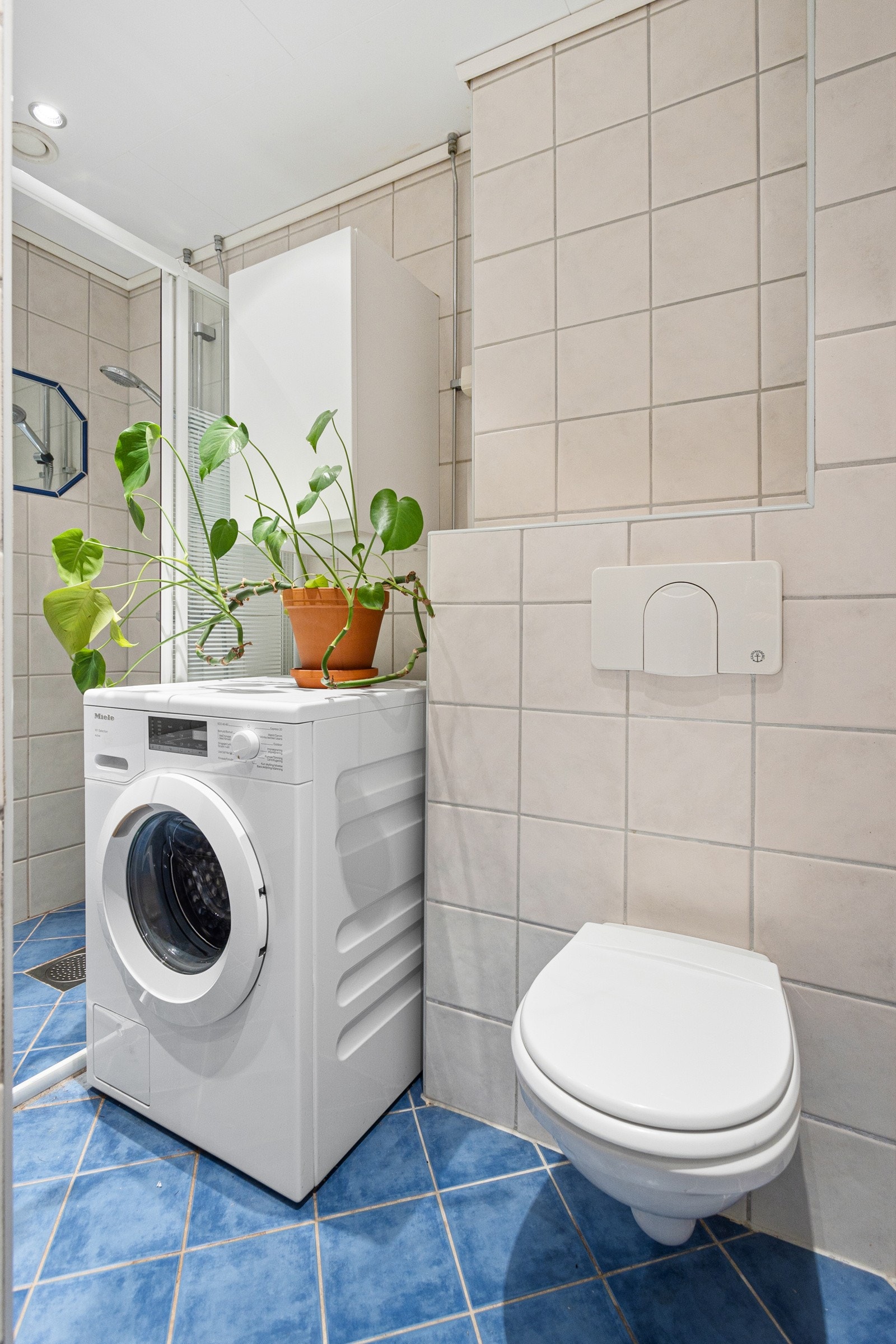 Badet har fliser og innredning og det er varmekabler på gulvet. Galleribilde