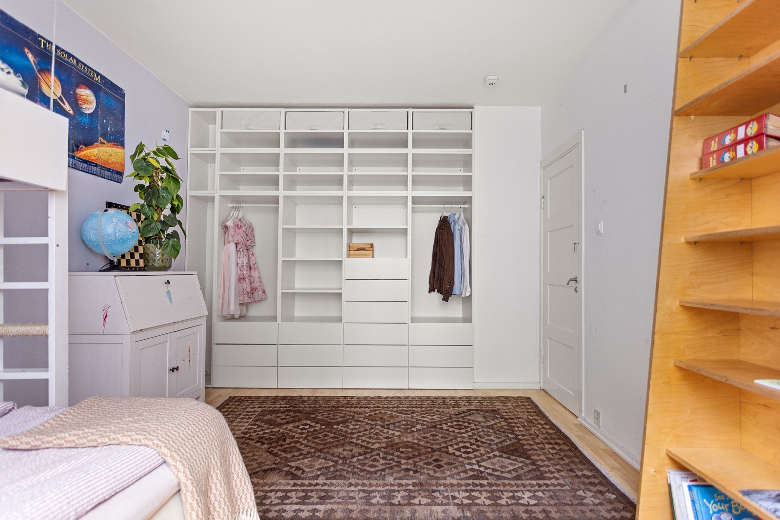 Masse plass til oppbevaring i den store garderobeløsningen. Galleribilde