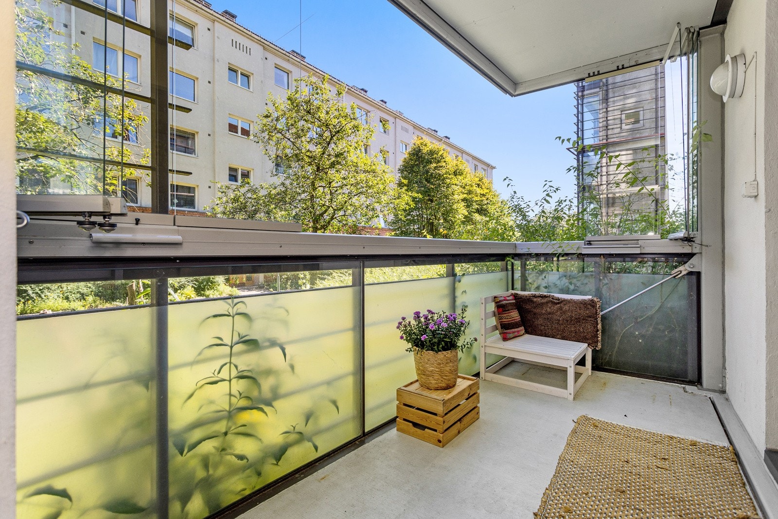 God plass til diverse sittegruppe, i følge selgere har de solen på balkongen om sommeren fra ca. kl. 08.00-15.00. Galleribilde