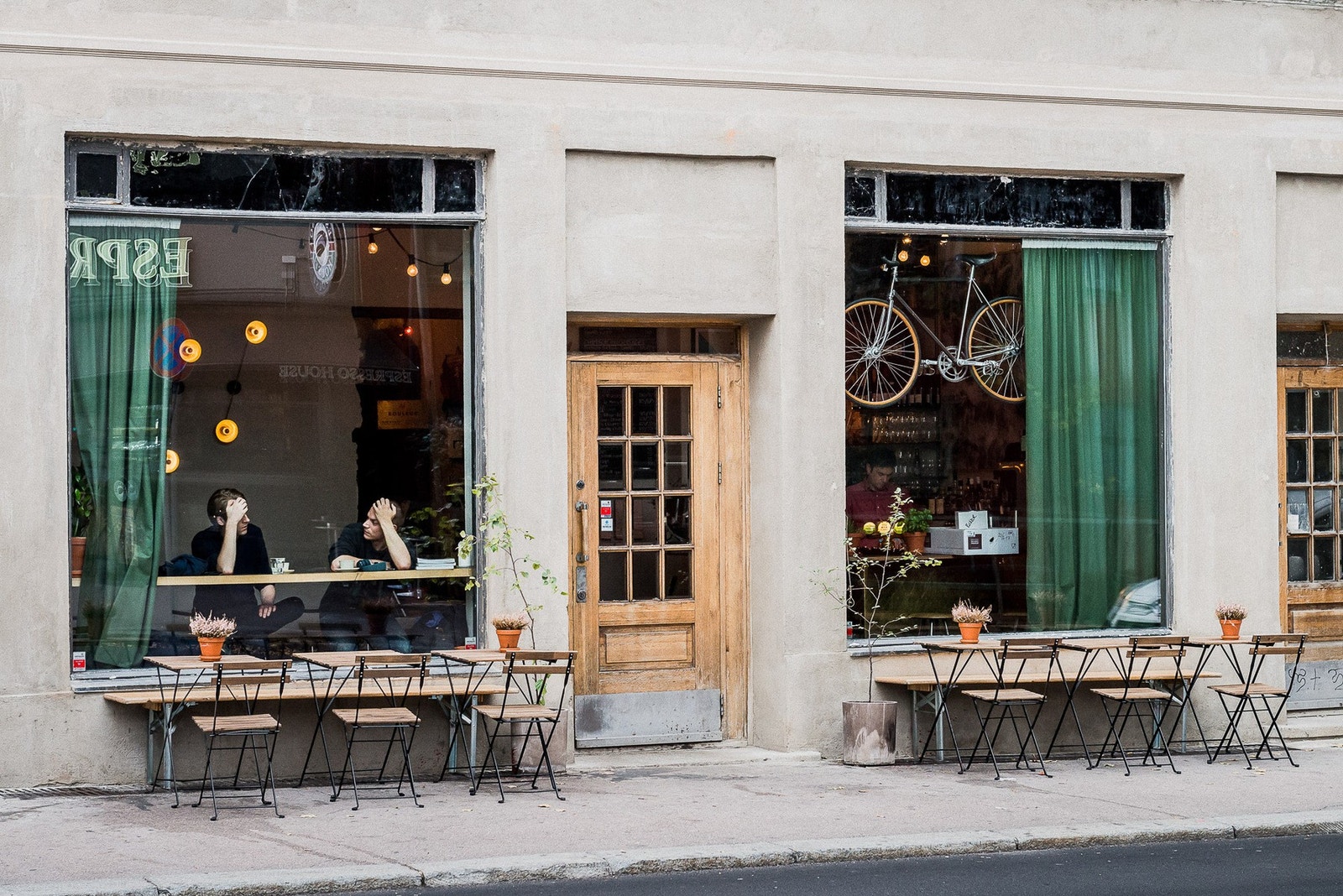 Anerkjente restauranter og kaffebarer på rekke og rad. Galleribilde