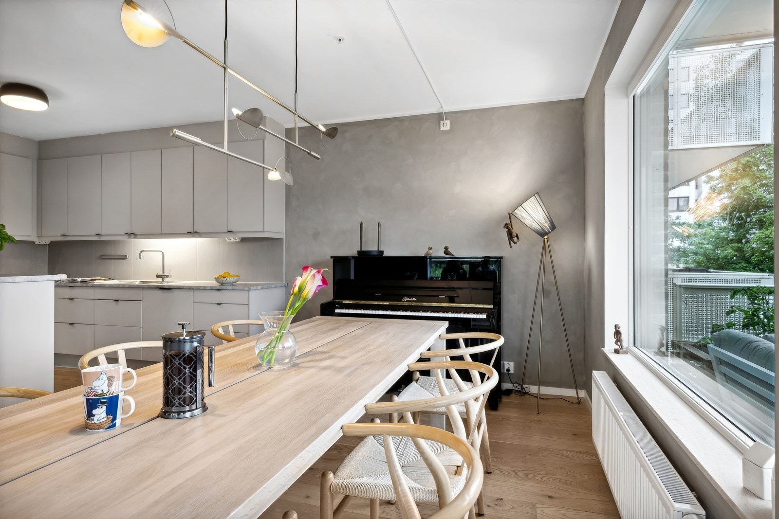 I stuen er det god plass til en hyggelig sofagruppe, ønsket medie-/oppbevaringsmøblement og et stort spisebord. Galleribilde