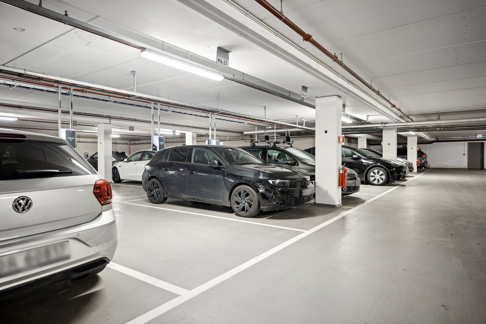 Det følger en parkeringsplass i felles garasjekjeller. Ladeboks for elbil er montert på plassen. Galleribilde