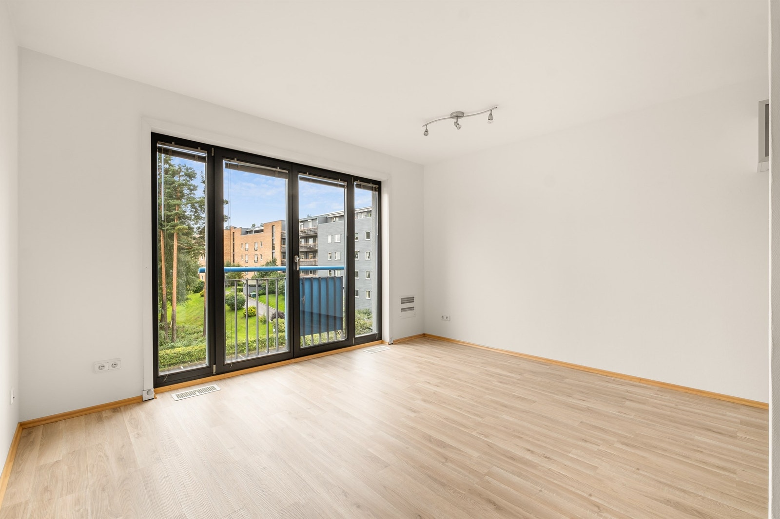 Leiligheten har nymalte vegger og gulvet er belagt med nytt 2-stavs laminat. Galleribilde