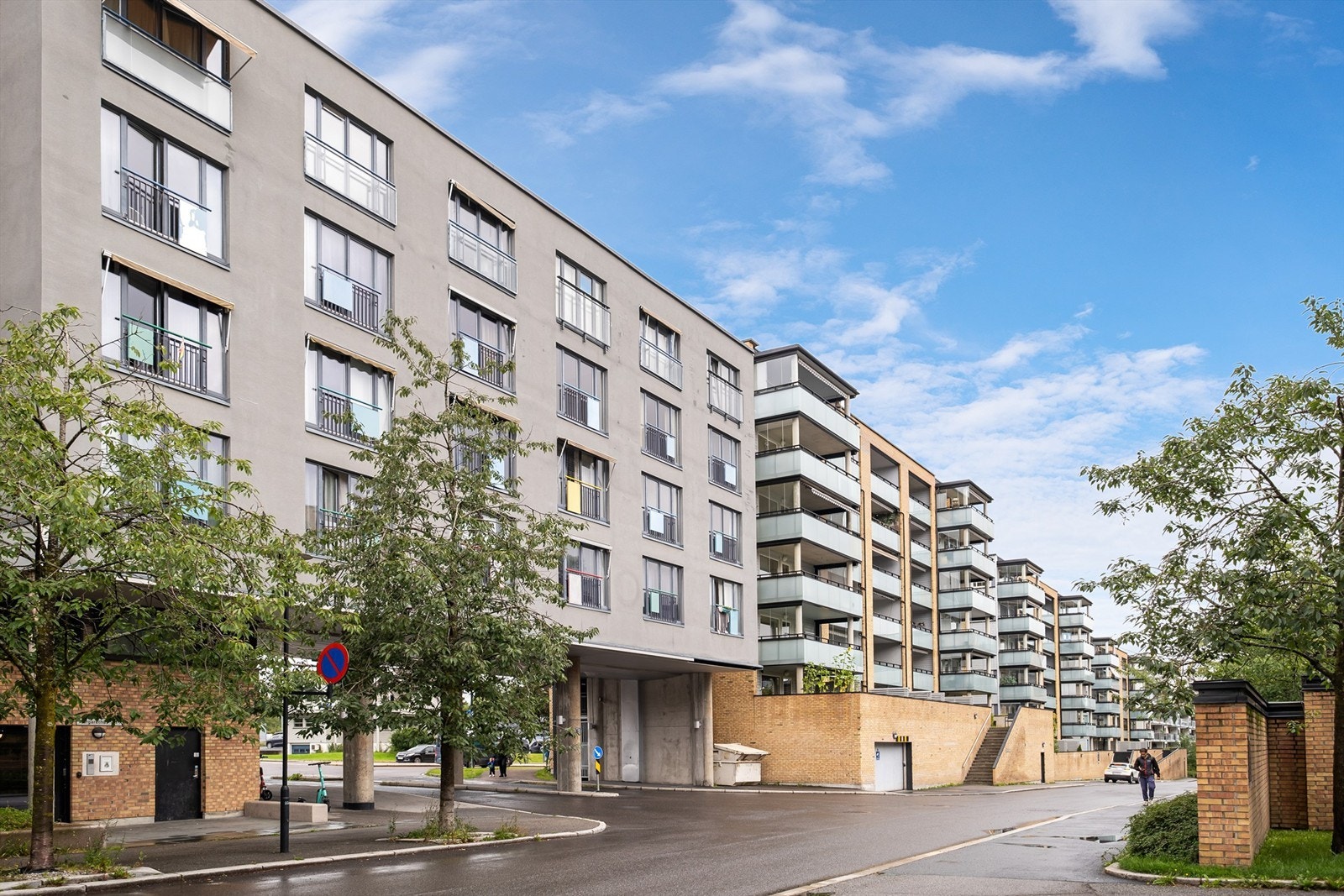 Leiligheten ligger i byggets 3. etasje med tilgang via heis, i et boligkompleks fra 2004. Galleribilde