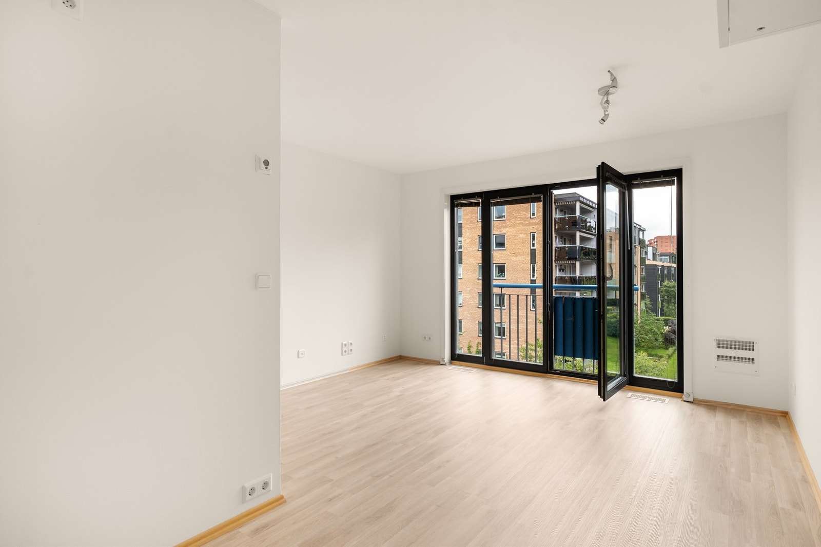 Leiligheten kan deles inn i flere soner. God plass for sofa, tv-benk og tilhørende møblement. Galleribilde