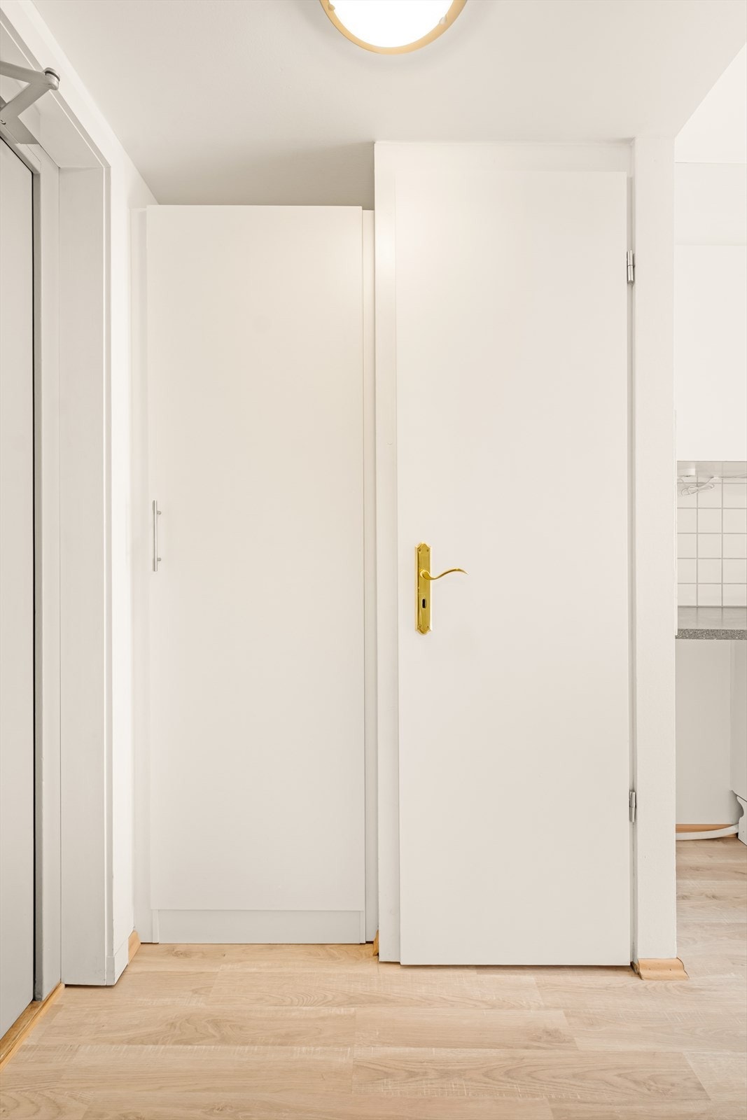 Entreen har skapplass til oppbevaring som gir mulighet til å legge fra seg sko og yttertøy. Galleribilde