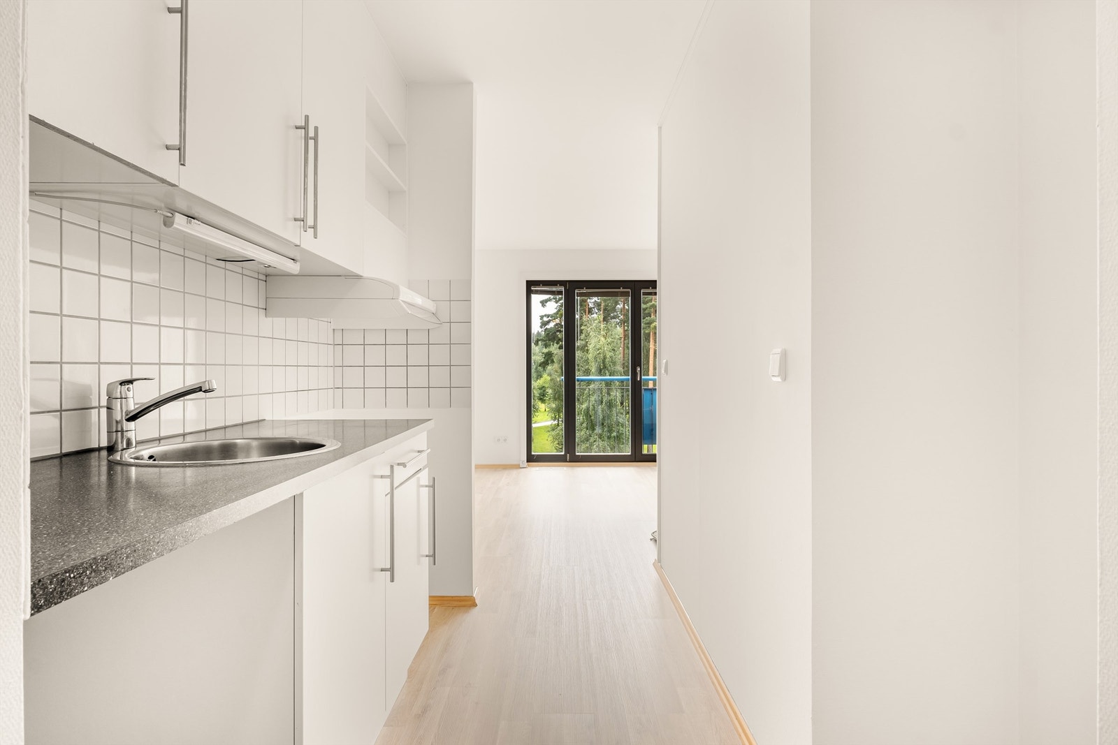 Kjøkkenløsningen med glatte fronter og laminert benkeplate. Galleribilde