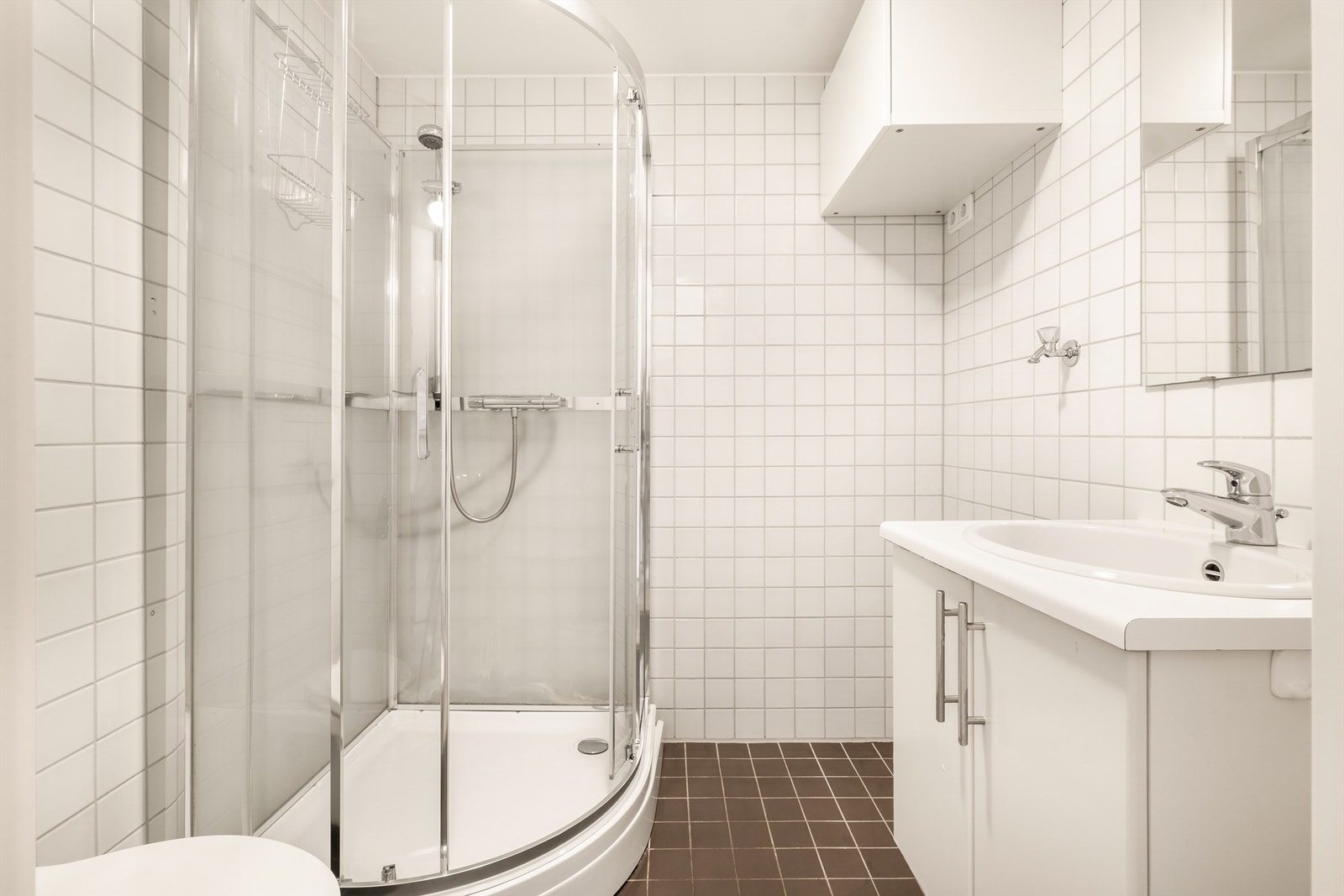 Direkte fra entreen ligger badet som er flislagt i lyse farger på veggene og gulvvarme. Galleribilde