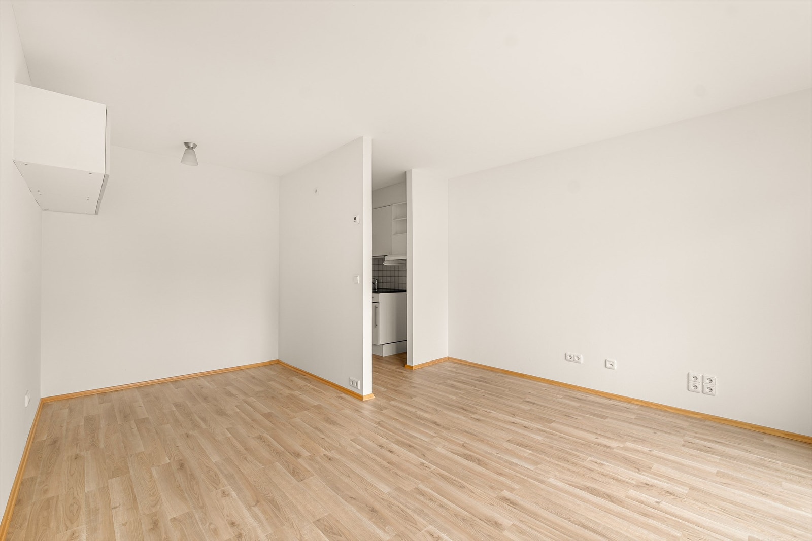 Praktisk planløsning med naturlig plass til å etablere en soveplass. Galleribilde