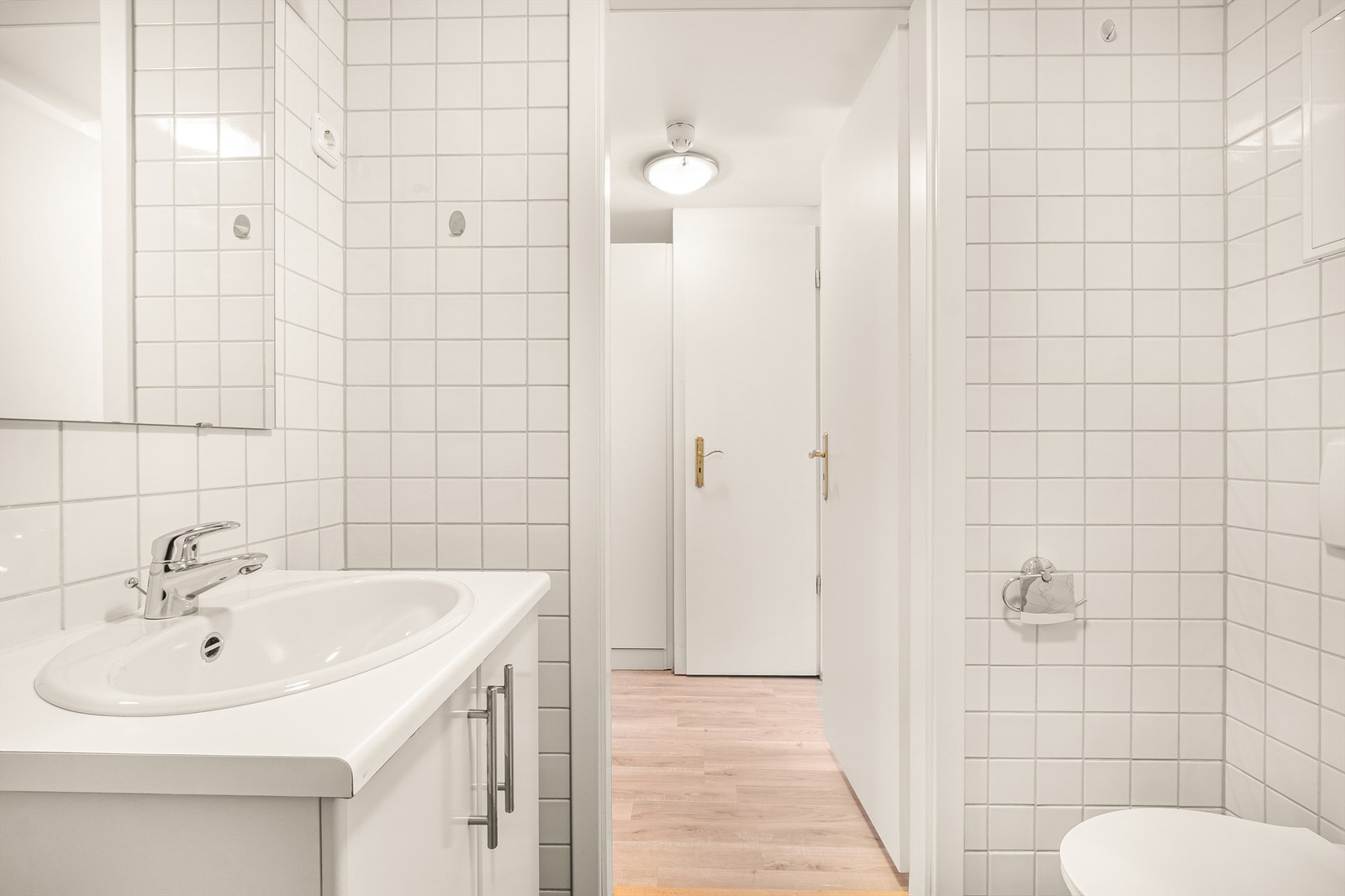 Vegghengt servant med skap for oppbevaring. Galleribilde