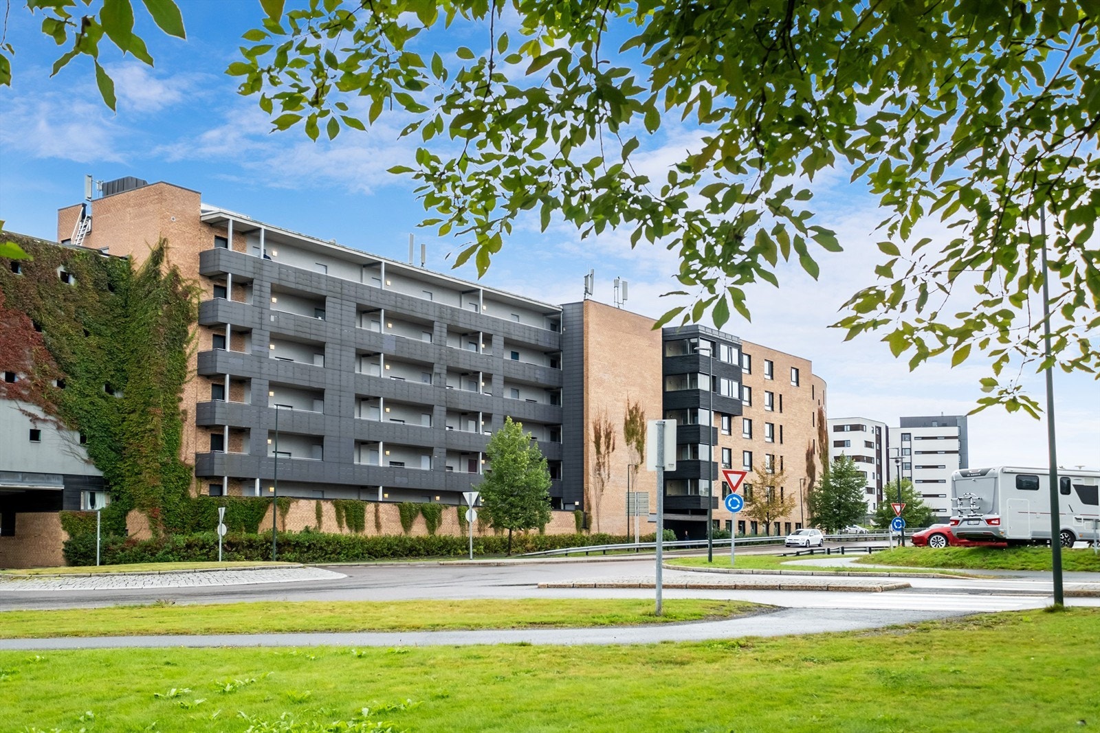 Leiligheten ligger med nærhet til Lørenskog bussterminal som har avganger til og fra Oslo og Lillestrøm jevnlig gjennom hele døgnet. Galleribilde