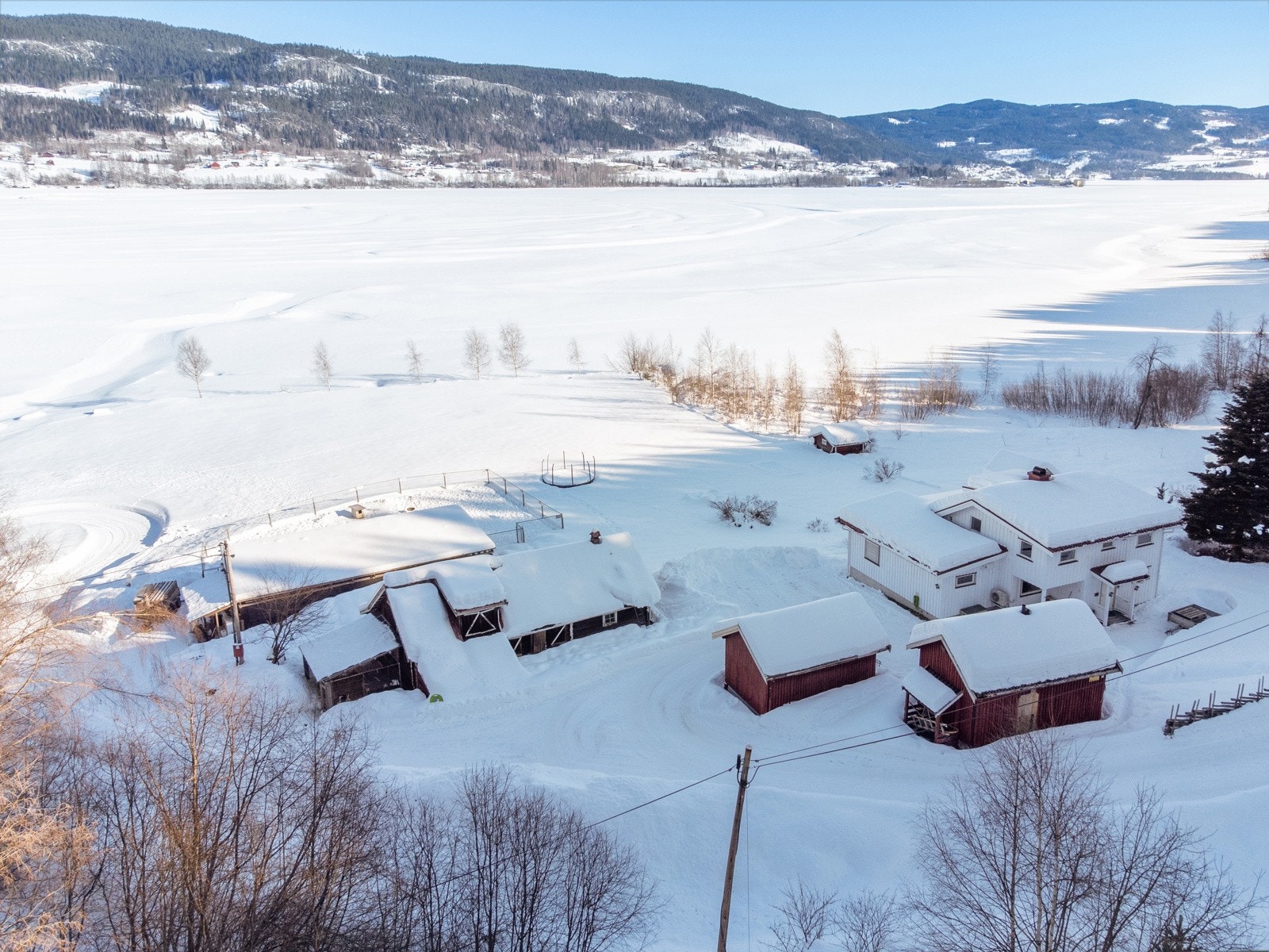 Dette er et koselig småbruk med unik beliggenhet helt ned til Randsfjorden og Dokkadeltaet. Galleribilde