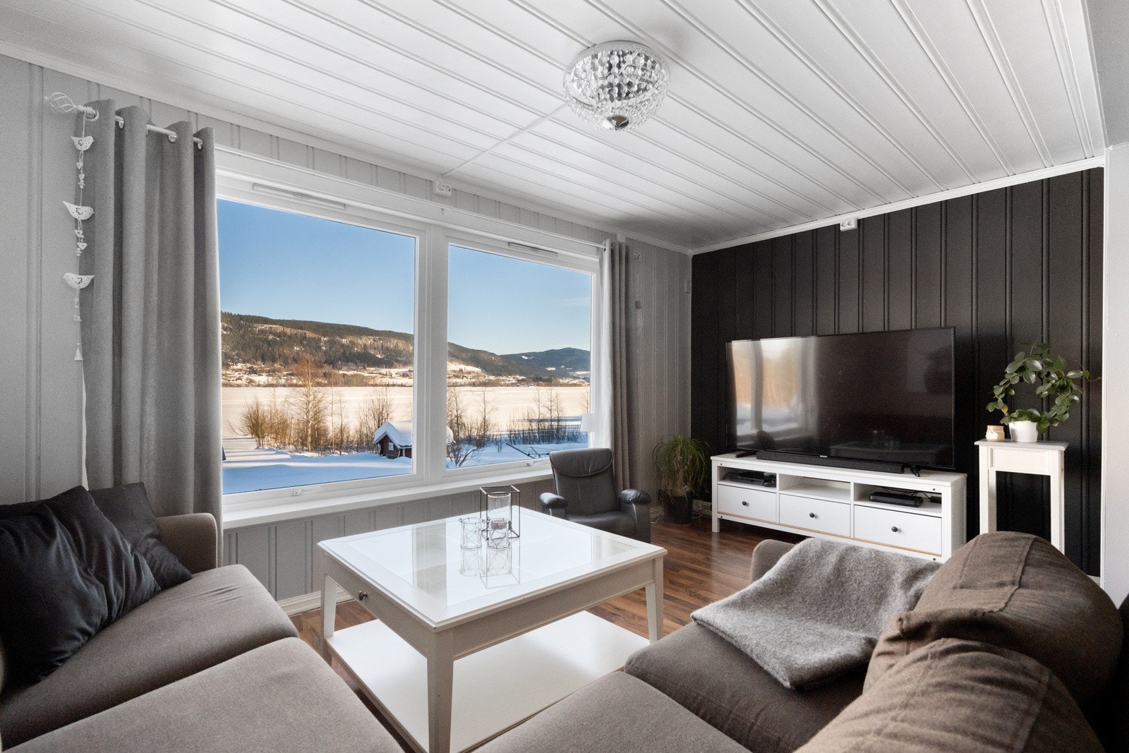 Et fint allrom for hele familien, til å slappe av, se på tv, eller bare nyte utsikten. Galleribilde