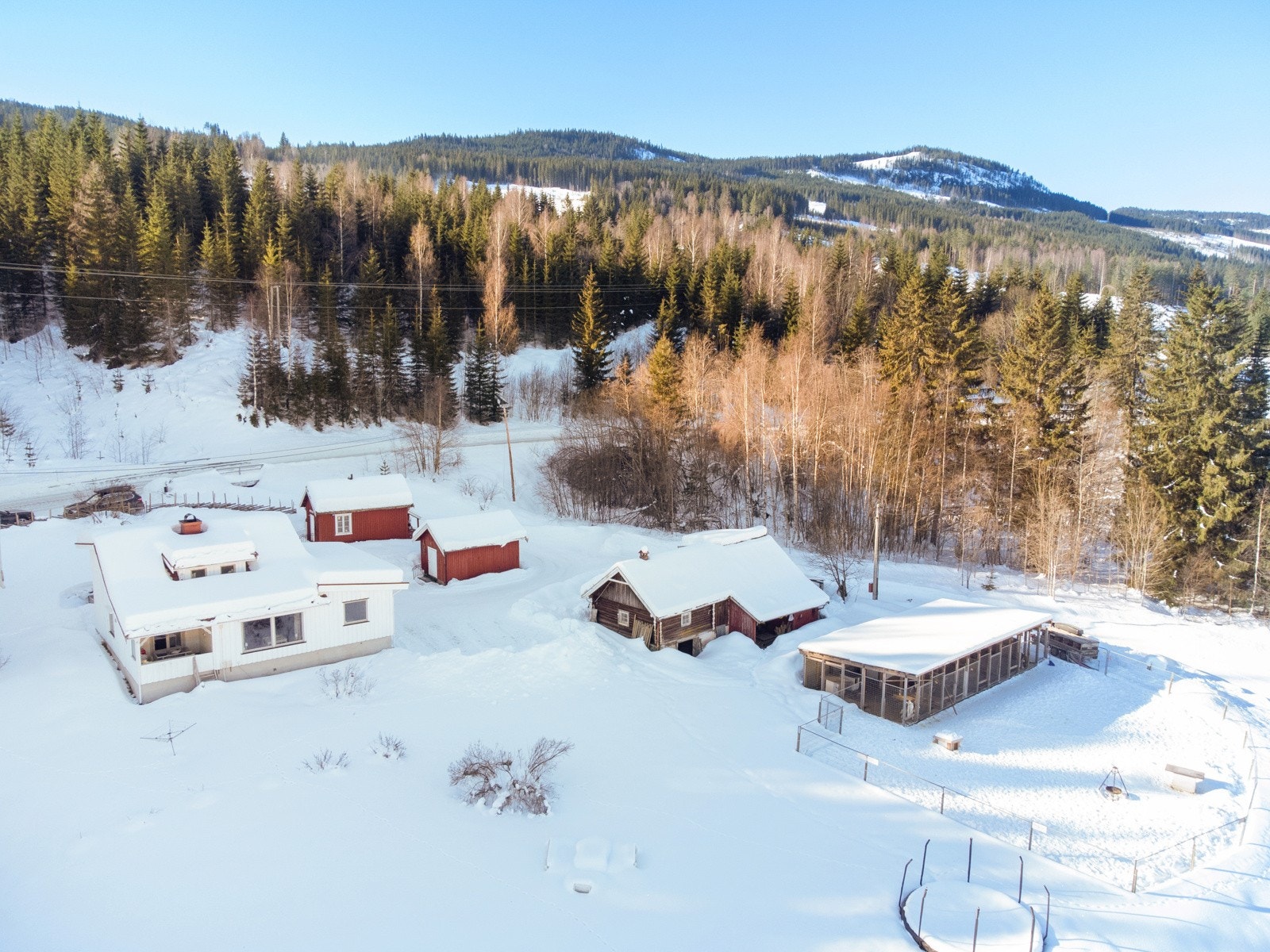 Eiendommen består av to teiger, en på øversiden av vegen og en teig som ligger rundt ved huset, totalt areal på ca 11 mål, her er det ingen boplikt! Galleribilde