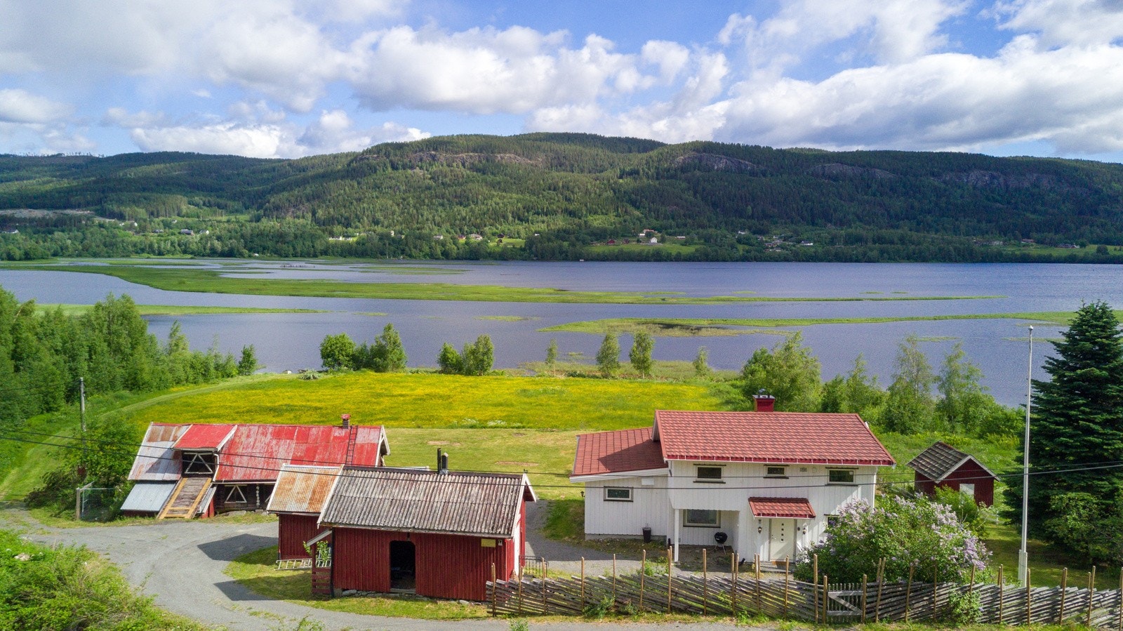 Eiendommen ligger ned til fjorden, hvor man kan fiske, bade, padle kano etc, dette er et eldorado for små og store! Galleribilde