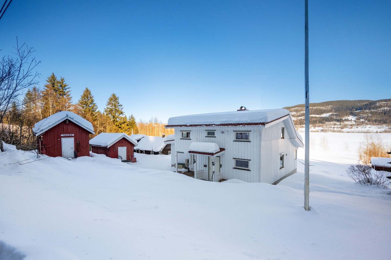 Eldre uthus og redskapsbod på eiendommen, samt parkering på gårdsplassen. Galleribilde