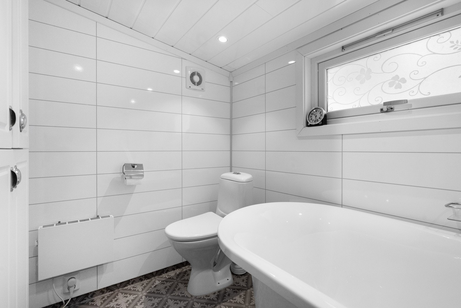 Rommet er innredet med wc, servant, skap, badekar m/dusj. Galleribilde