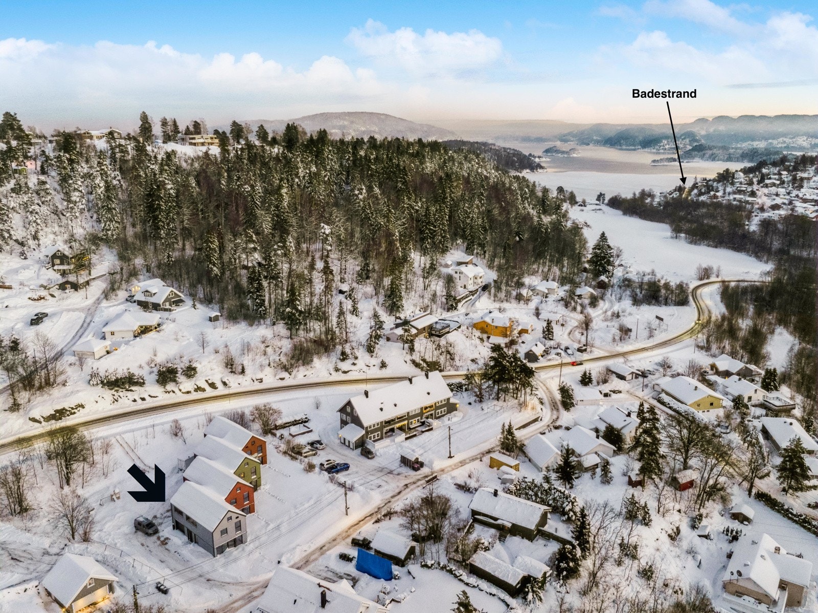 Fra boligen er det kun en liten spasertur ned til sjøen med flotte turstier som fører deg til badestrender og båthavn. Galleribilde