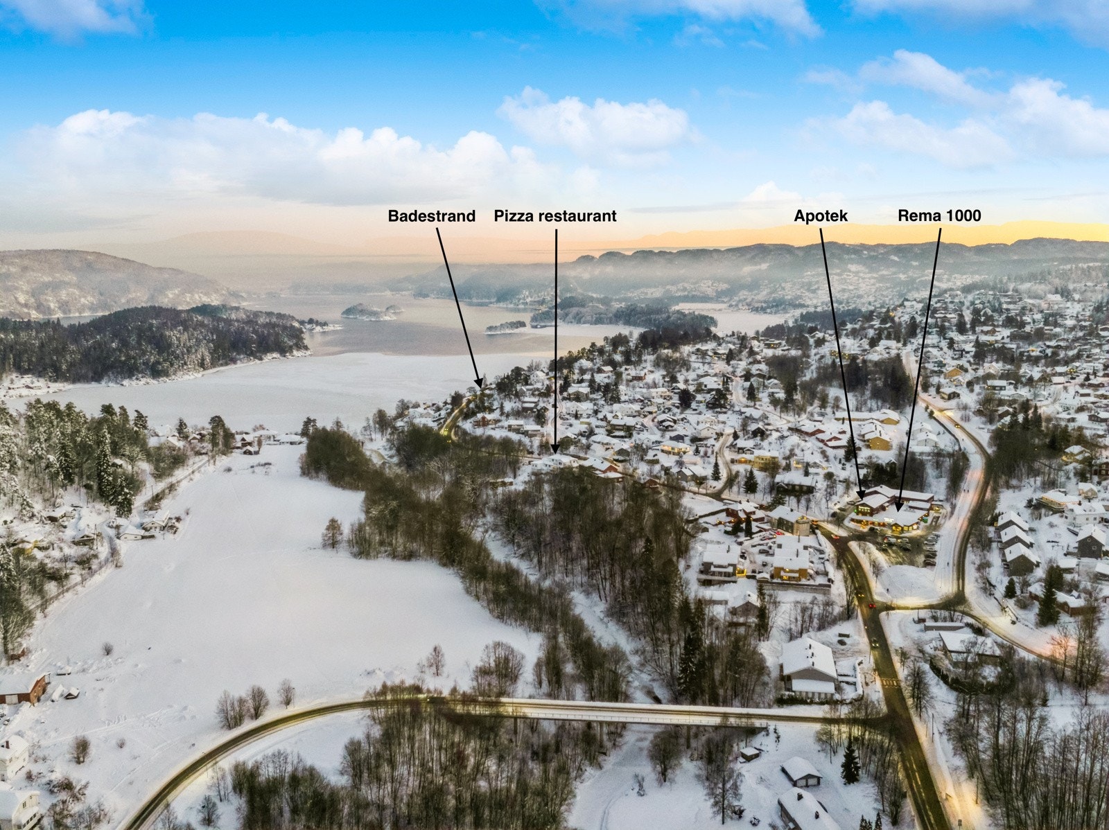 I Åros sentrum er det dagligvarebutikk, restaurant, café, legesenter, apotek m.m. Galleribilde