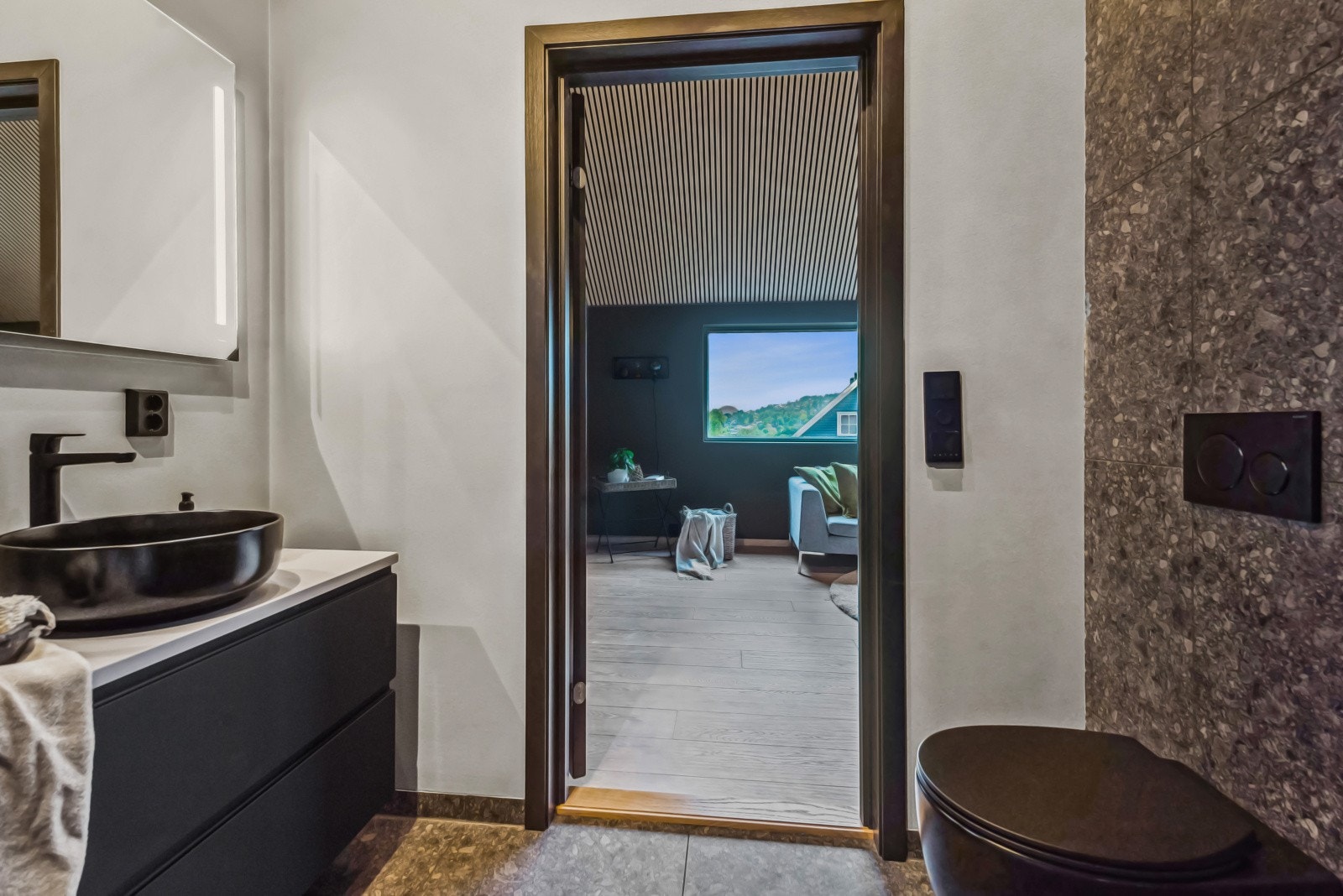 Svarte detaljer er gjennomgående på badet. (Bildene vist i annonsen er fra Havreveien 13D, så fargene og planløsningen vil variere noe) Galleribilde