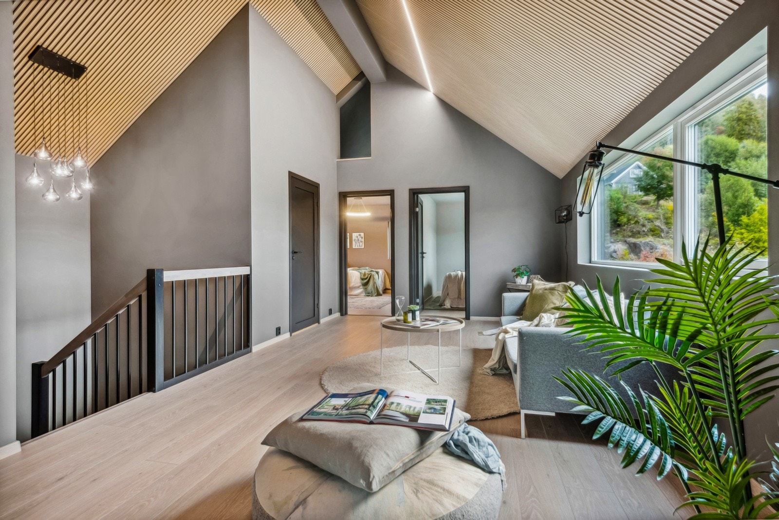 Dette er en familievennlig bolig med både bad og stue i begge etasjer. (Bildene vist i annonsen er fra Havreveien 13D, så fargene og planløsningen vil variere noe) Galleribilde