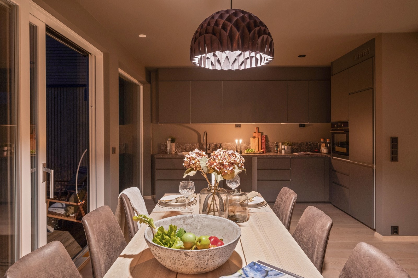 Kjøkkenet har moderne innredning med slette fronter og benkeplate i laminat. (Bildene vist i annonsen er fra Havreveien 13D, så fargene og planløsningen vil variere noe) Galleribilde