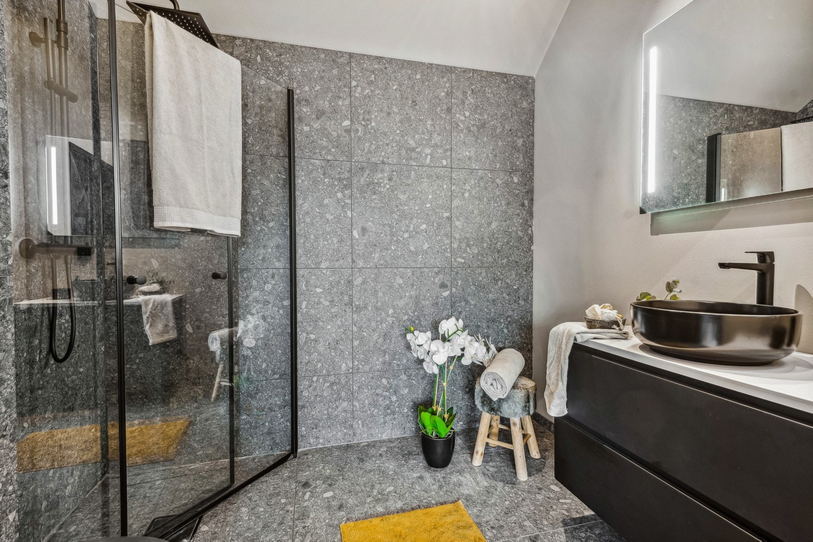 Badet i 2. etasje er holdt i samme stil som badet i 1. etasje. Dette gir en fin helhet i boligen. (Bildene vist i annonsen er fra Havreveien 13D, så fargene og planløsningen vil variere noe) Galleribilde