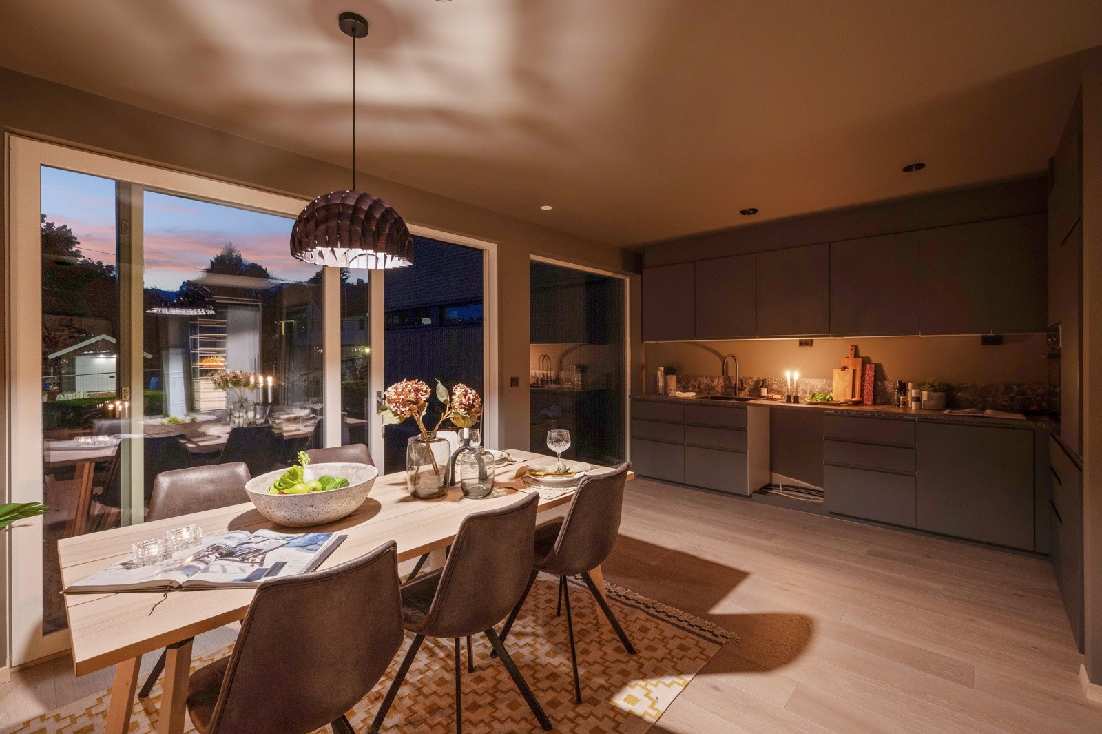 Kjøkkenet har godt med oppbevaringsplass og gode arbeidsflater. (Bildene vist i annonsen er fra Havreveien 13D, så fargene og planløsningen vil variere noe) Galleribilde