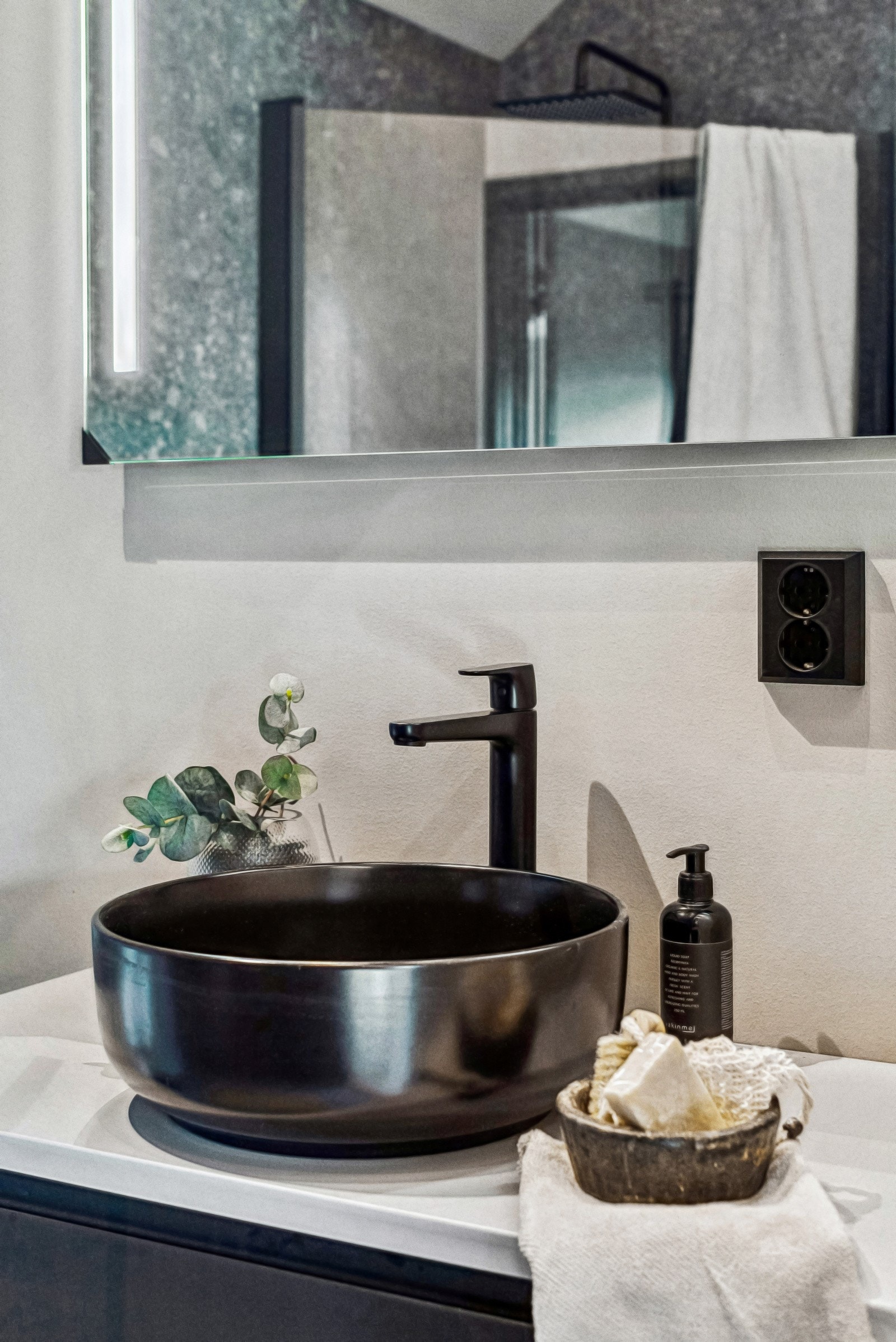 Frittstående servant med frittstående armatur. (Bildene vist i annonsen er fra Havreveien 13D, så fargene og planløsningen vil variere noe) Galleribilde