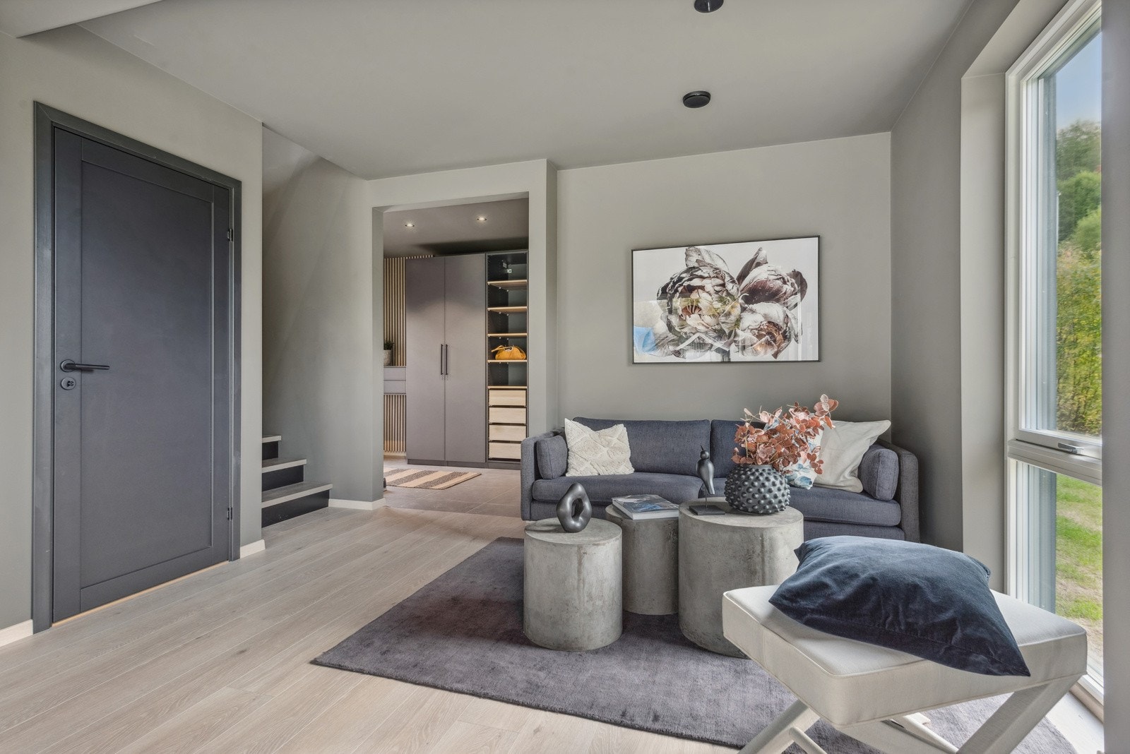 Fra entreen kommer du til en stue/spisestue med åpen kjøkkenløsning. (Bildene vist i annonsen er fra Havreveien 13D, så fargene og planløsningen vil variere noe) Galleribilde