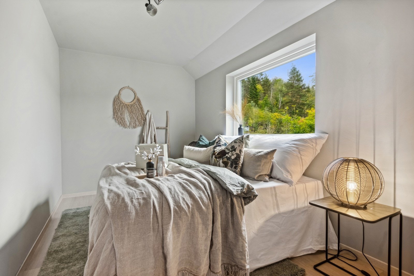 Alle soverommene har store vindusflater som gjør at de oppleves som lyse og hyggelige. (Bildene vist i annonsen er fra Havreveien 13D, så fargene og planløsningen vil variere noe) Galleribilde