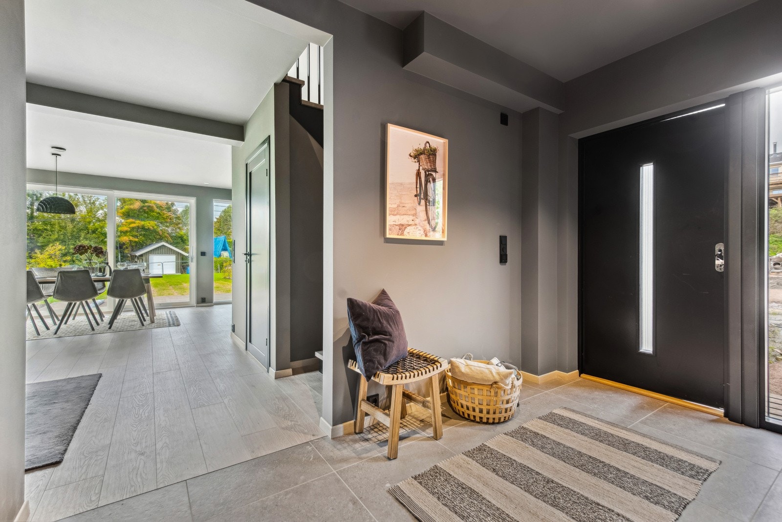 I entreen er det fliser på gulvet og varmekabler. (Bildene vist i annonsen er fra Havreveien 13D, så fargene og planløsningen vil variere noe) Galleribilde