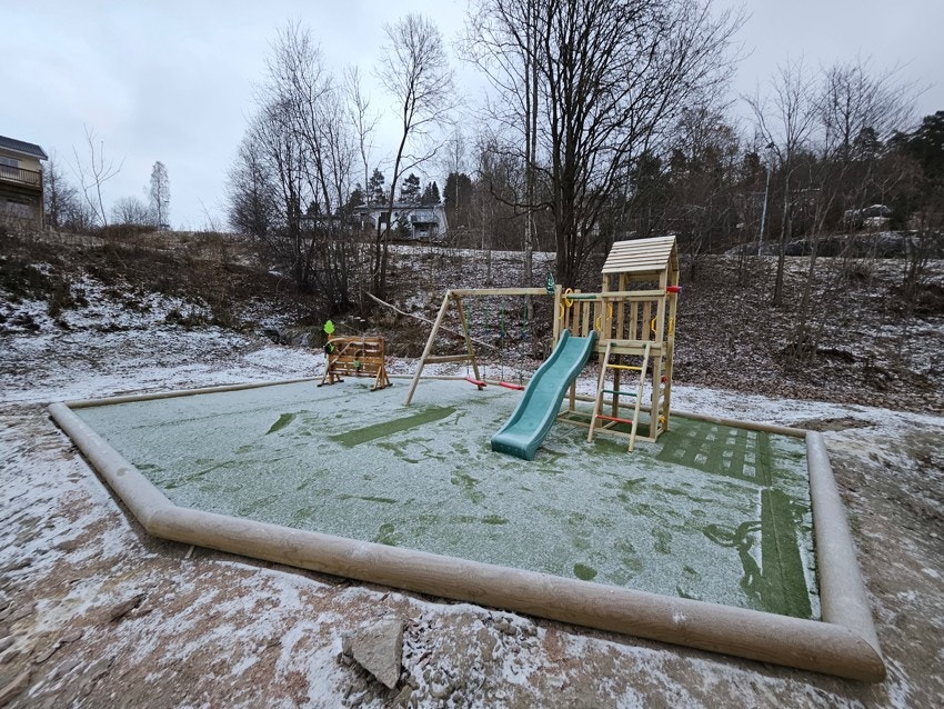 For de minste er det laget en lekeplass på feltet. Galleribilde