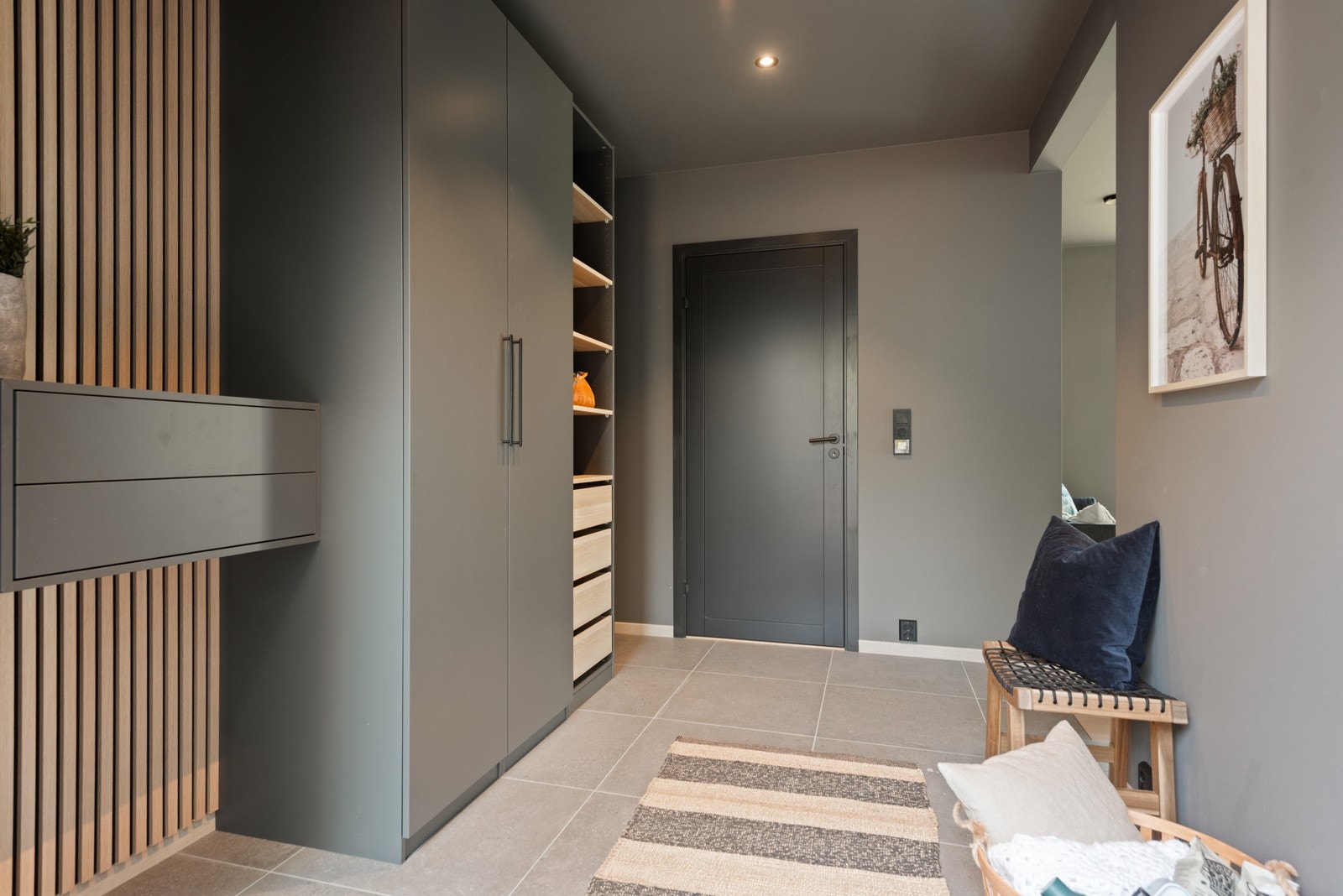 I entreen er det godt med oppbevaringsplass for ytterklær og sko. (Bildene vist i annonsen er fra Havreveien 13D, så fargene og planløsningen vil variere noe) Galleribilde