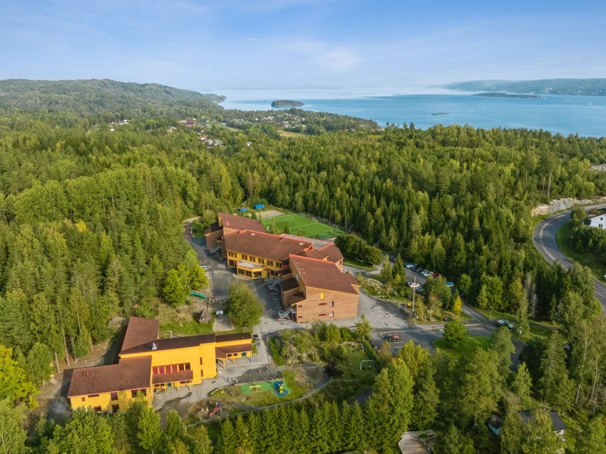 Frydenlund barneskole ligger kun 500 meter unna boligen, dermed får barna trygg og fin skolevei. Galleribilde