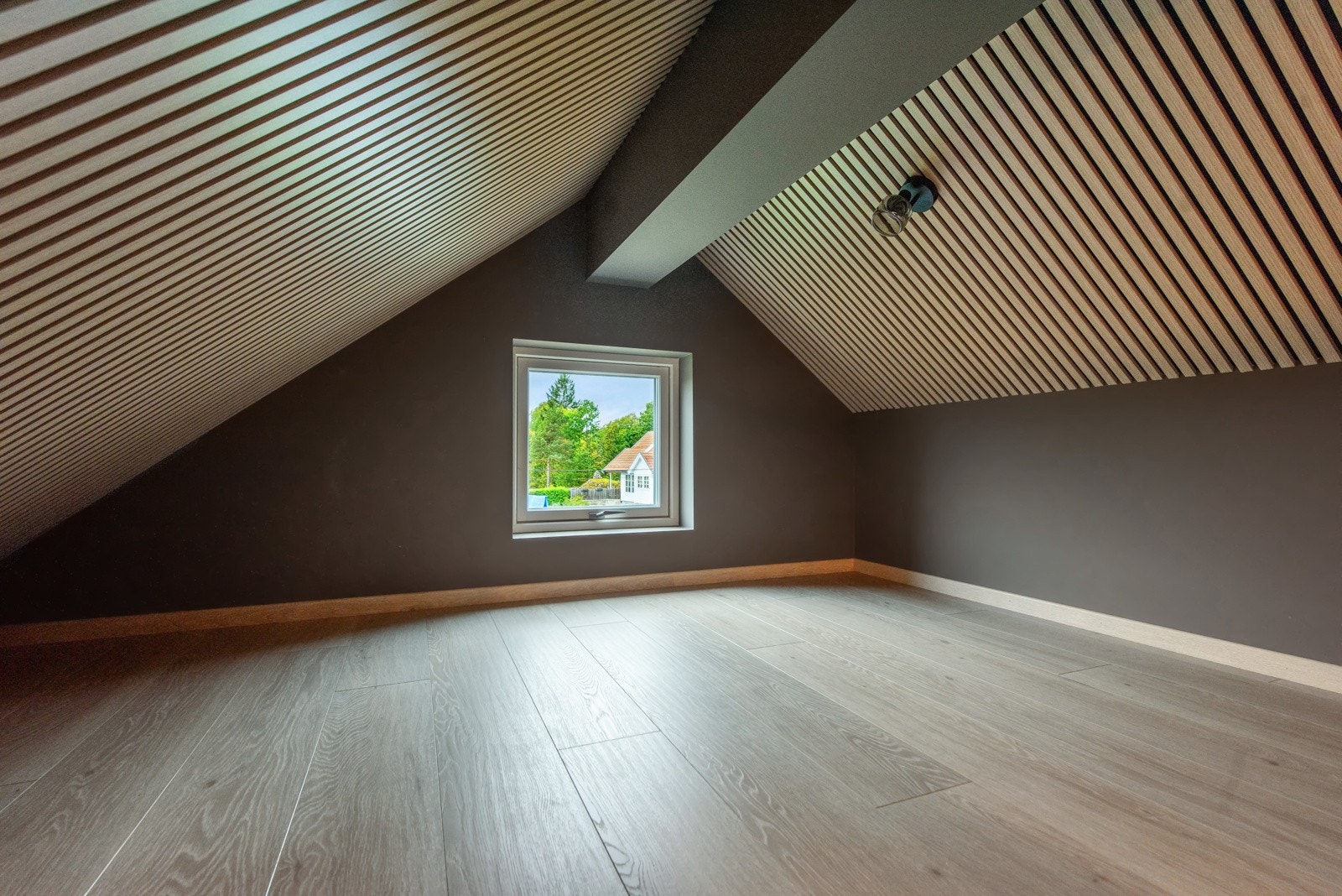 Lekeplass, oppbevaring, ekstra soveplass. Her er det mange muligheter! (Bildene vist i annonsen er fra Havreveien 13D, så fargene og planløsningen vil variere noe) Galleribilde