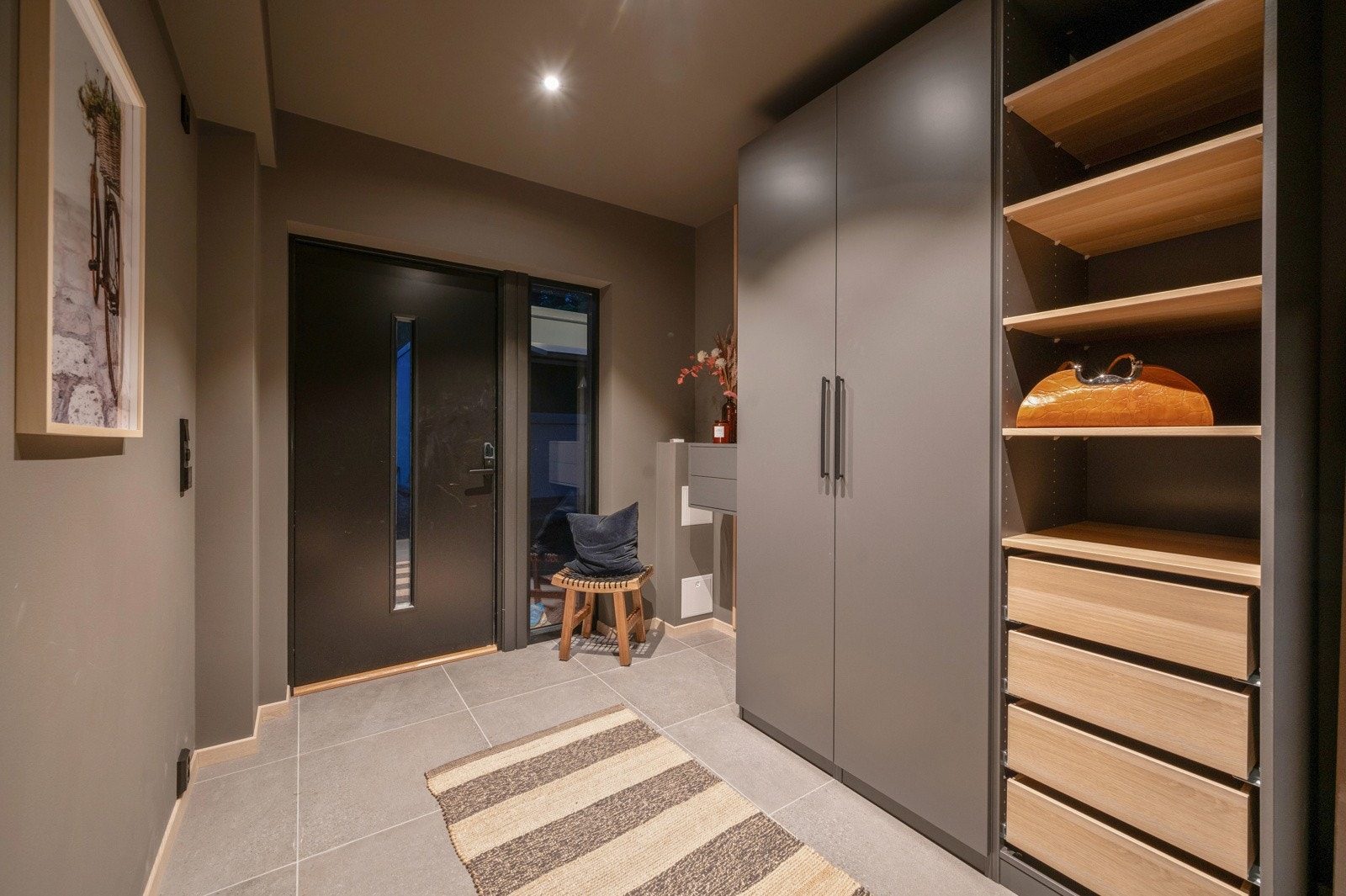 Med downlights i taket er det enkelt å endre belysningen etter stemning og behov. Klesgarderoben følger med boligen. (Bildene vist i annonsen er fra Havreveien 13D, så fargene og planløsningen vil variere noe) Galleribilde