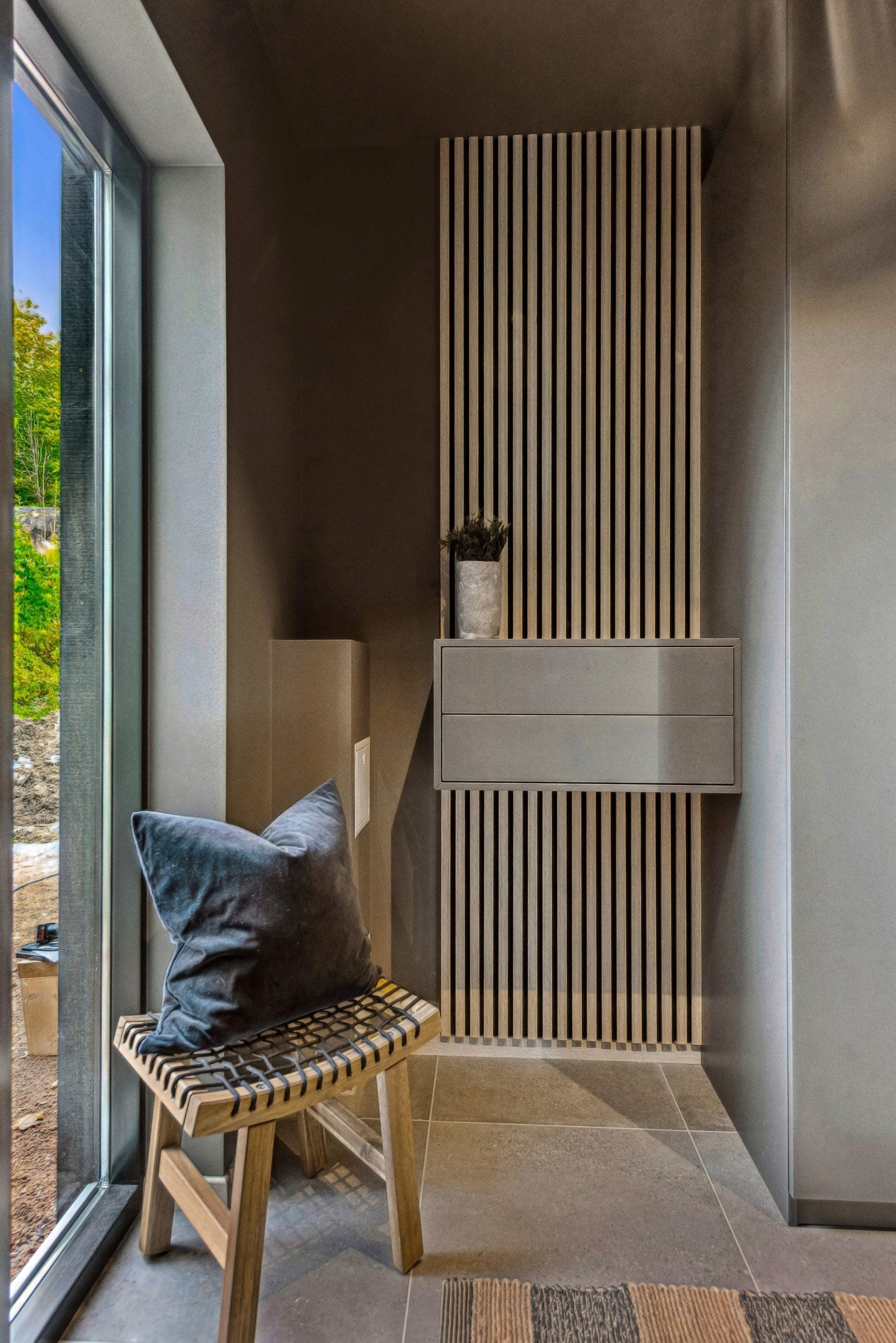 Spilevegg og tilpassede løsninger gir et lekkert førsteinntrykk. (Bildene vist i annonsen er fra Havreveien 13D, så fargene og planløsningen vil variere noe) Galleribilde