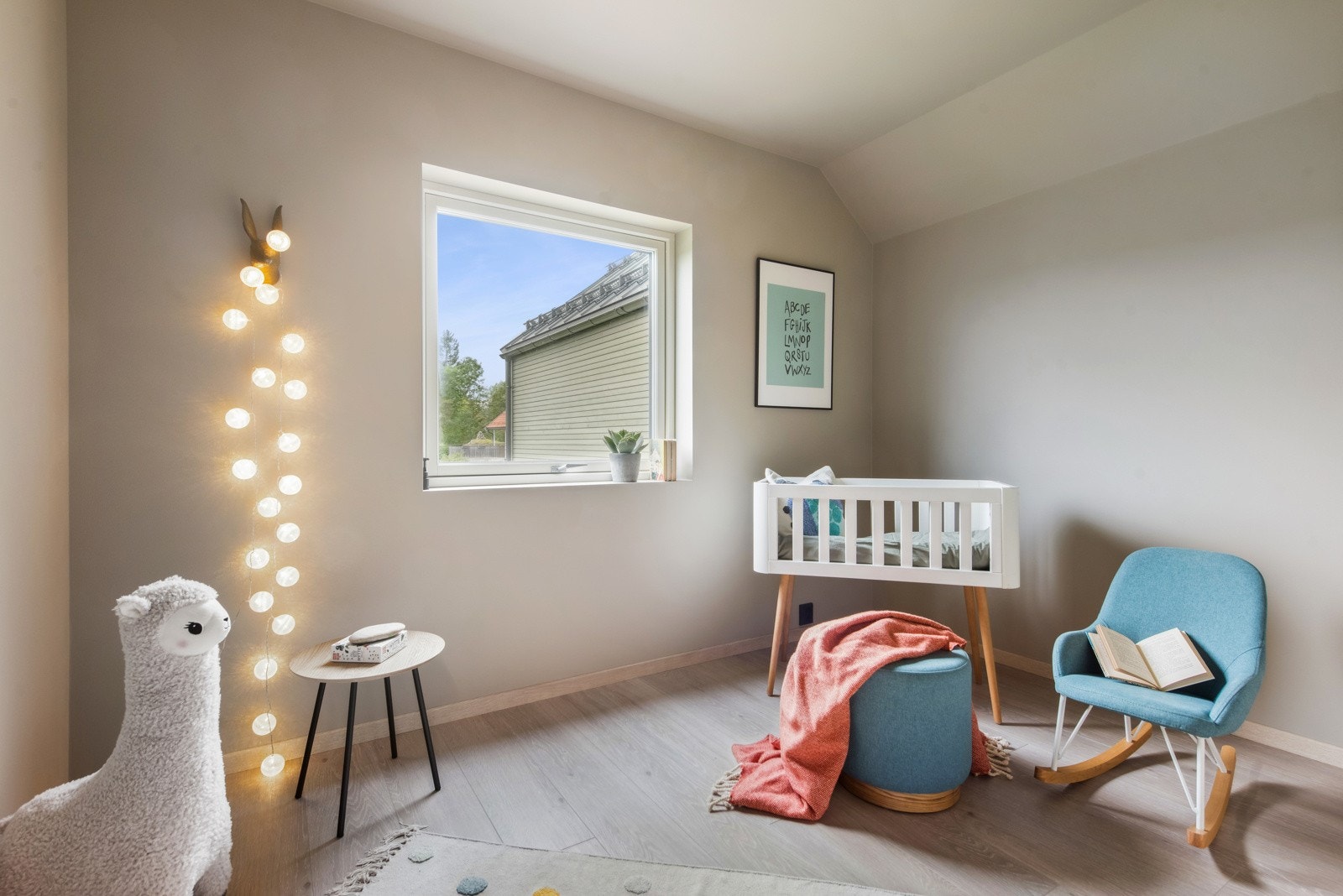 Soverommene passer godt som både barnerom, gjesterom og kontor. (Bildene vist i annonsen er fra Havreveien 13D, så fargene og planløsningen vil variere noe) Galleribilde