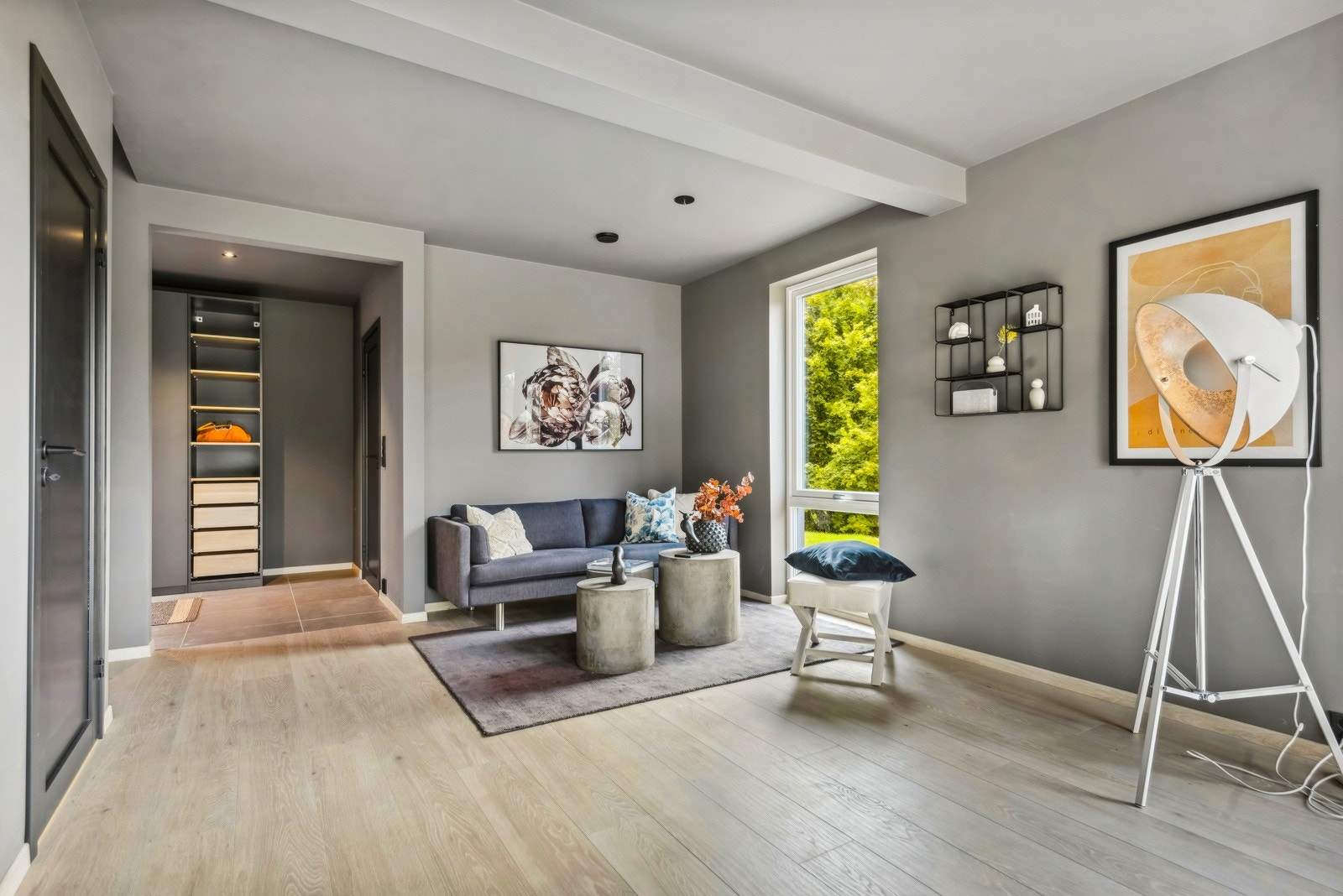 1-stavs gulv, listefrie vinduer og himlinger samt moderne fargevalg gir et moderne uttrykk. (Bildene vist i annonsen er fra Havreveien 13D, så fargene og planløsningen vil variere noe) Galleribilde