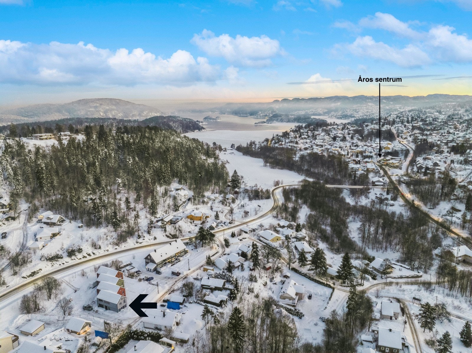 Fra eiendommen er det kort vei til Åros sentrum og bussholdeplass. Galleribilde
